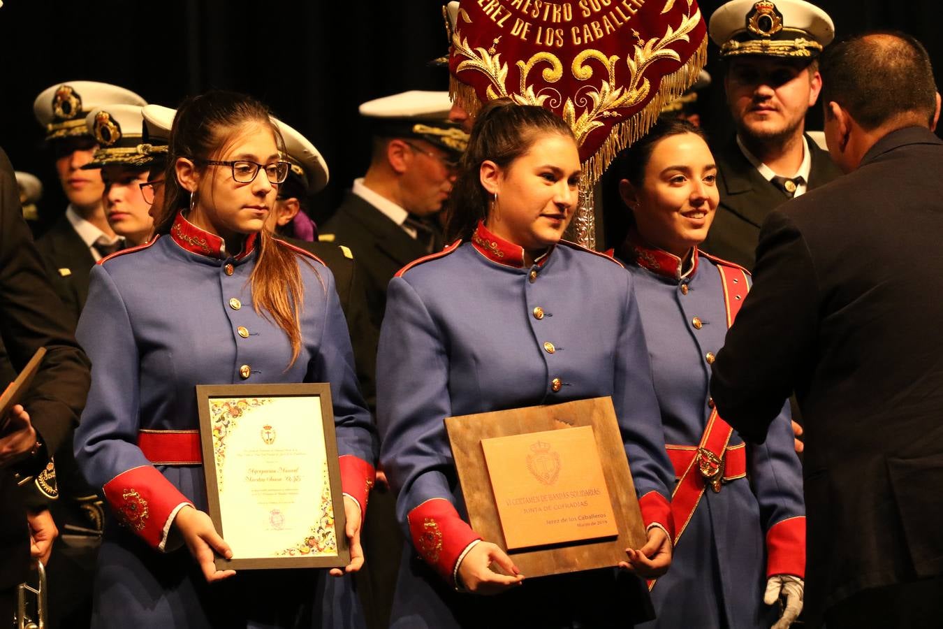 El Cine-teatro Balboa acogió, ayer, la sexta edición del 'Certamen de Bandas Solidario', organizado por la Junta de Cofradías de la Semana Santa de Jerez de los Caballeros. Un Certamen que, gracias a la participación de las distintas agrupaciones musicales del municipio y del Valle de Santa Ana, consiguió recaudar 375 euros y 36 kilos a beneficio del Almacén de Alimentos que Cruz Roja gestiona en Jerez. 