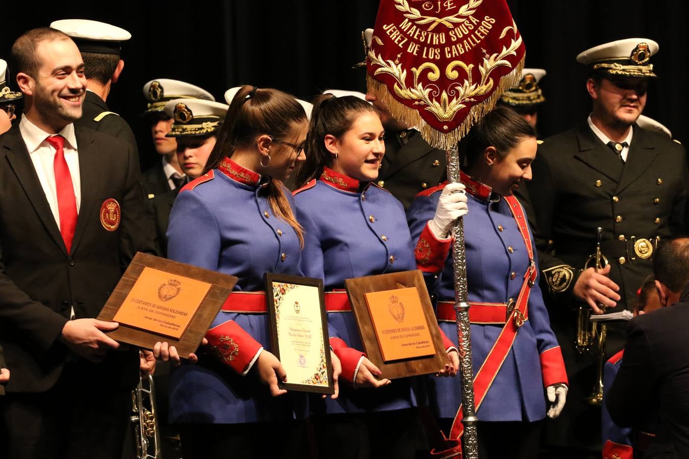 El Cine-teatro Balboa acogió, ayer, la sexta edición del 'Certamen de Bandas Solidario', organizado por la Junta de Cofradías de la Semana Santa de Jerez de los Caballeros. Un Certamen que, gracias a la participación de las distintas agrupaciones musicales del municipio y del Valle de Santa Ana, consiguió recaudar 375 euros y 36 kilos a beneficio del Almacén de Alimentos que Cruz Roja gestiona en Jerez. 