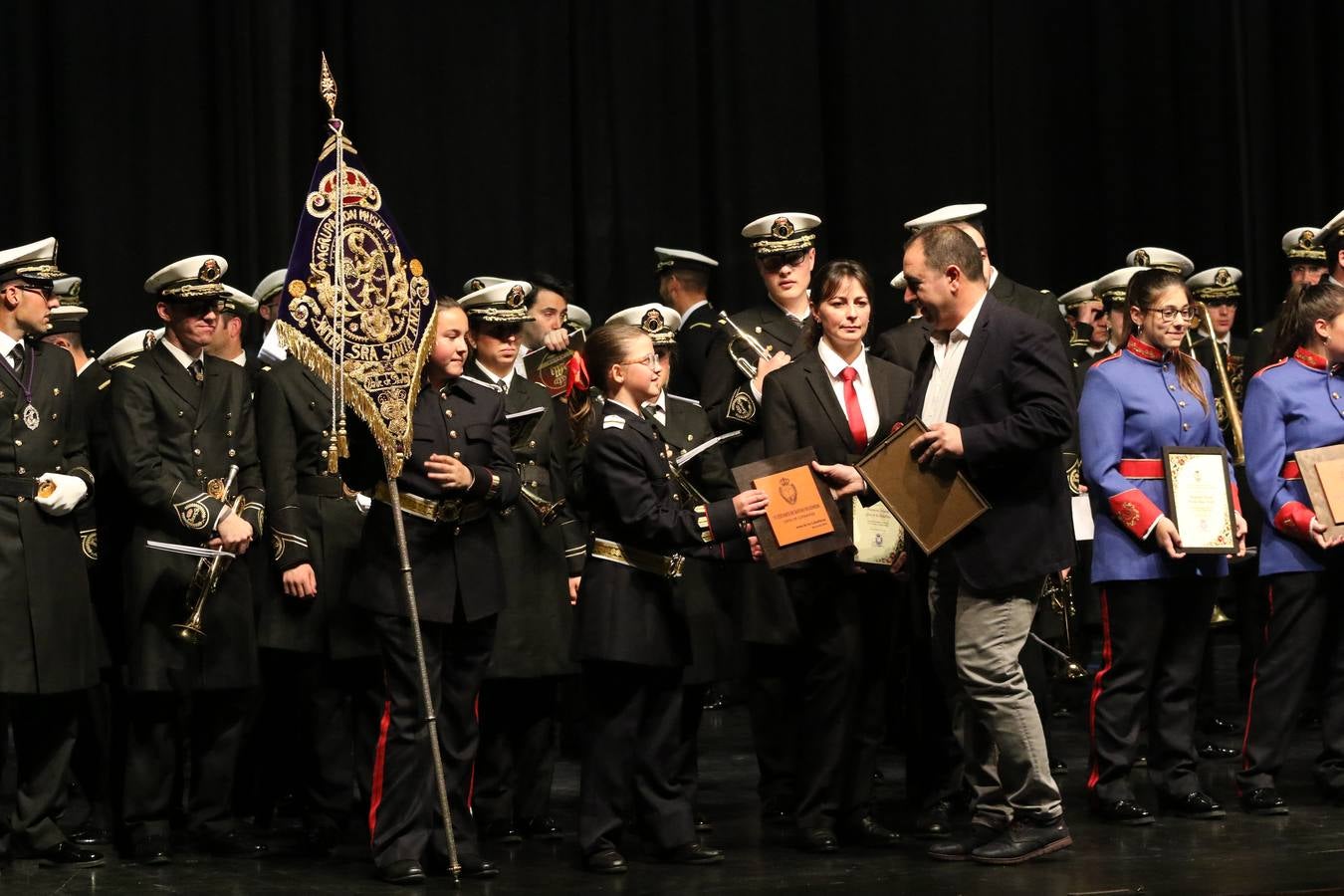 El Cine-teatro Balboa acogió, ayer, la sexta edición del 'Certamen de Bandas Solidario', organizado por la Junta de Cofradías de la Semana Santa de Jerez de los Caballeros. Un Certamen que, gracias a la participación de las distintas agrupaciones musicales del municipio y del Valle de Santa Ana, consiguió recaudar 375 euros y 36 kilos a beneficio del Almacén de Alimentos que Cruz Roja gestiona en Jerez. 