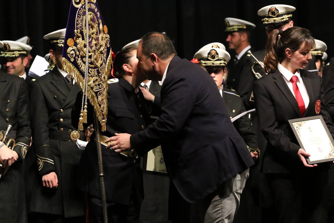 El Cine-teatro Balboa acogió, ayer, la sexta edición del 'Certamen de Bandas Solidario', organizado por la Junta de Cofradías de la Semana Santa de Jerez de los Caballeros. Un Certamen que, gracias a la participación de las distintas agrupaciones musicales del municipio y del Valle de Santa Ana, consiguió recaudar 375 euros y 36 kilos a beneficio del Almacén de Alimentos que Cruz Roja gestiona en Jerez. 