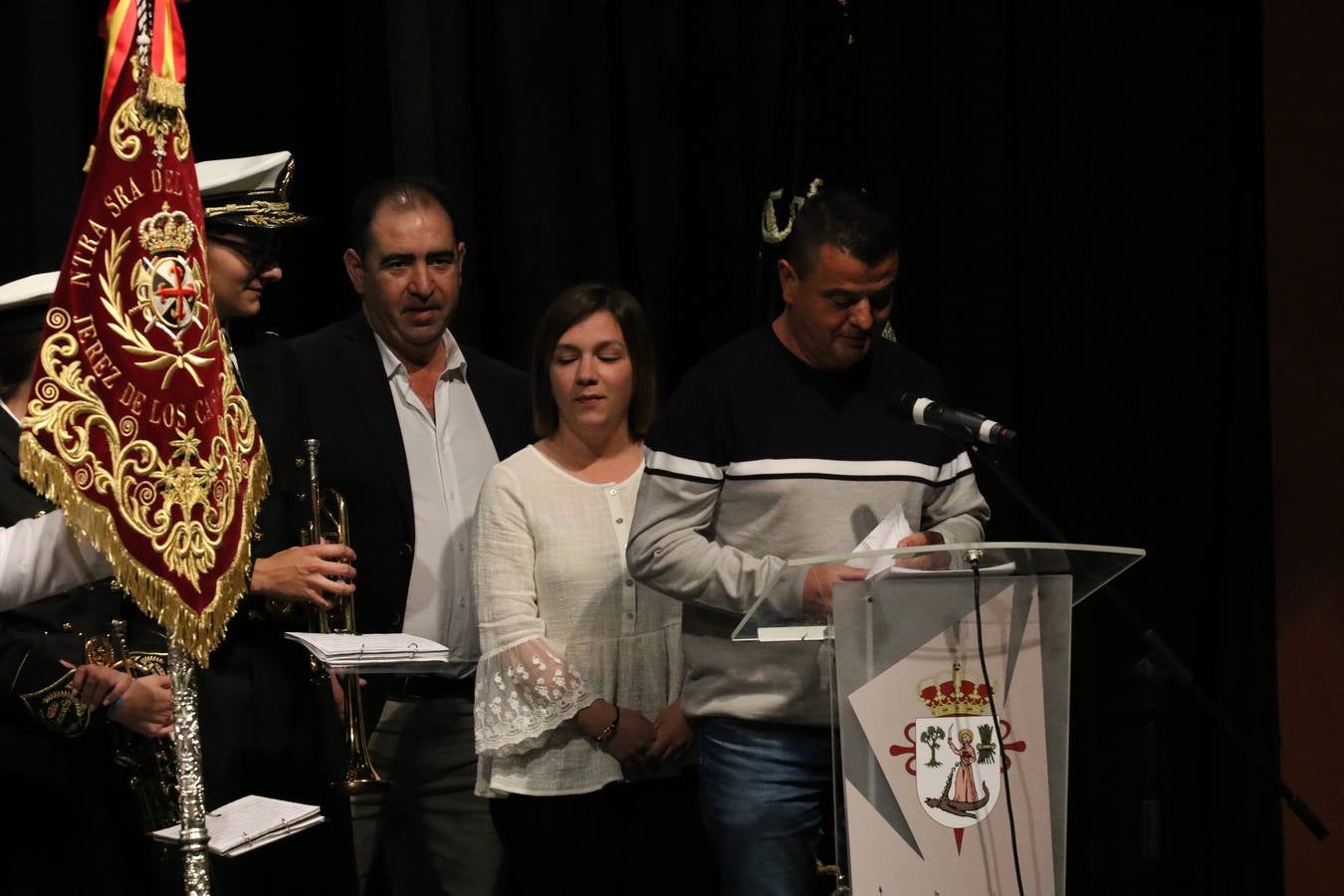 El Cine-teatro Balboa acogió, ayer, la sexta edición del 'Certamen de Bandas Solidario', organizado por la Junta de Cofradías de la Semana Santa de Jerez de los Caballeros. Un Certamen que, gracias a la participación de las distintas agrupaciones musicales del municipio y del Valle de Santa Ana, consiguió recaudar 375 euros y 36 kilos a beneficio del Almacén de Alimentos que Cruz Roja gestiona en Jerez. 