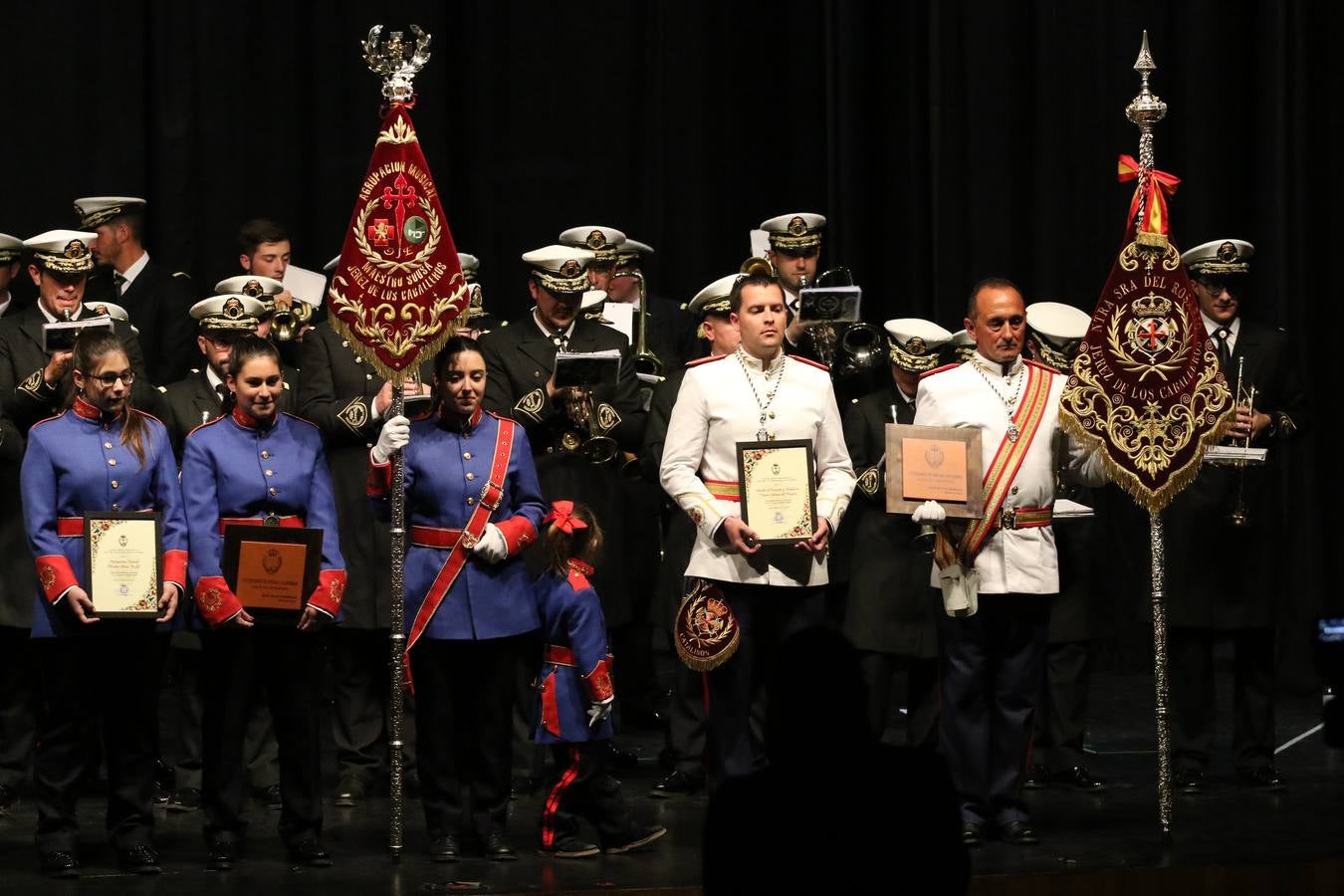 El Cine-teatro Balboa acogió, ayer, la sexta edición del 'Certamen de Bandas Solidario', organizado por la Junta de Cofradías de la Semana Santa de Jerez de los Caballeros. Un Certamen que, gracias a la participación de las distintas agrupaciones musicales del municipio y del Valle de Santa Ana, consiguió recaudar 375 euros y 36 kilos a beneficio del Almacén de Alimentos que Cruz Roja gestiona en Jerez. 
