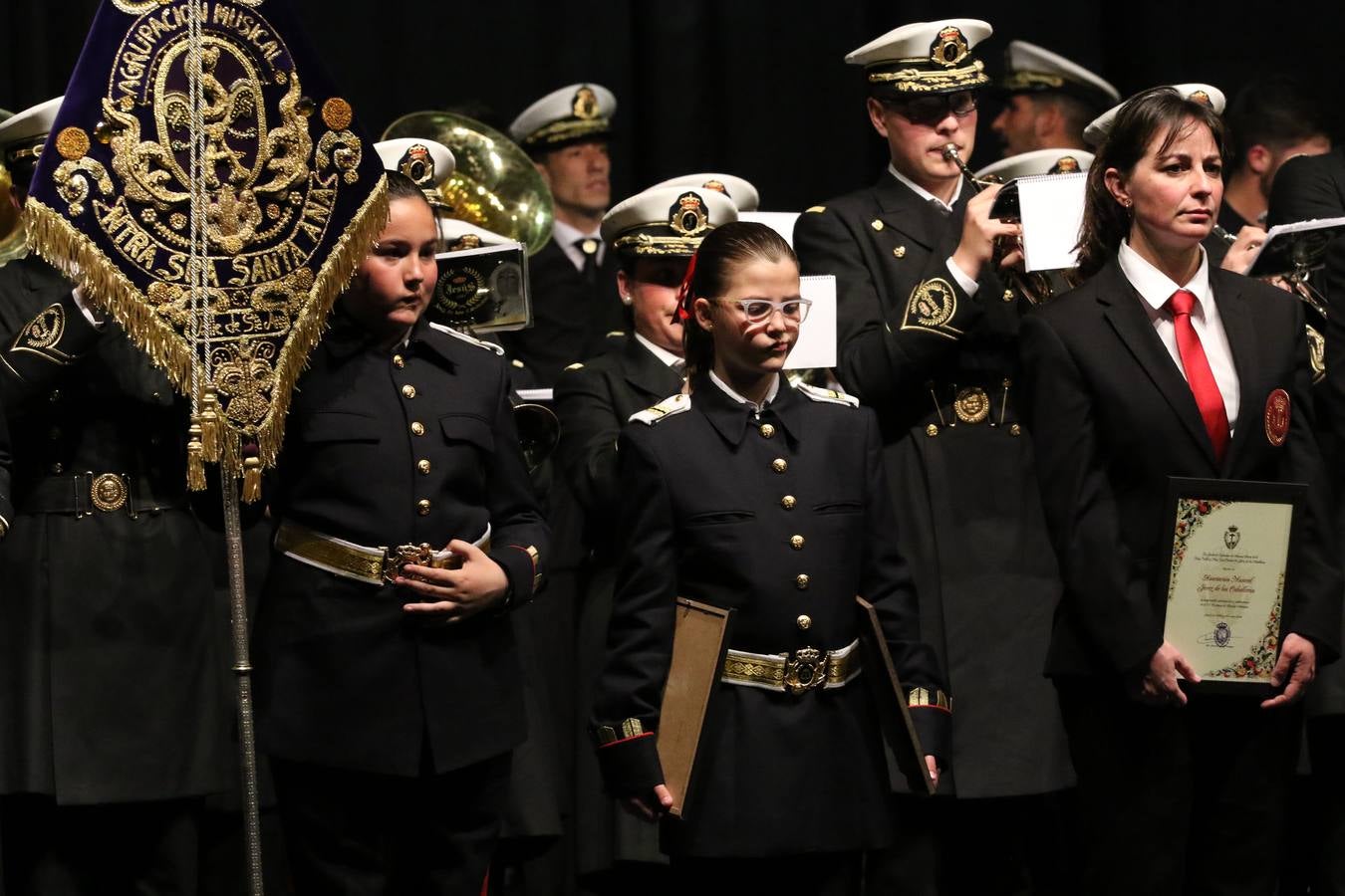 El Cine-teatro Balboa acogió, ayer, la sexta edición del 'Certamen de Bandas Solidario', organizado por la Junta de Cofradías de la Semana Santa de Jerez de los Caballeros. Un Certamen que, gracias a la participación de las distintas agrupaciones musicales del municipio y del Valle de Santa Ana, consiguió recaudar 375 euros y 36 kilos a beneficio del Almacén de Alimentos que Cruz Roja gestiona en Jerez. 