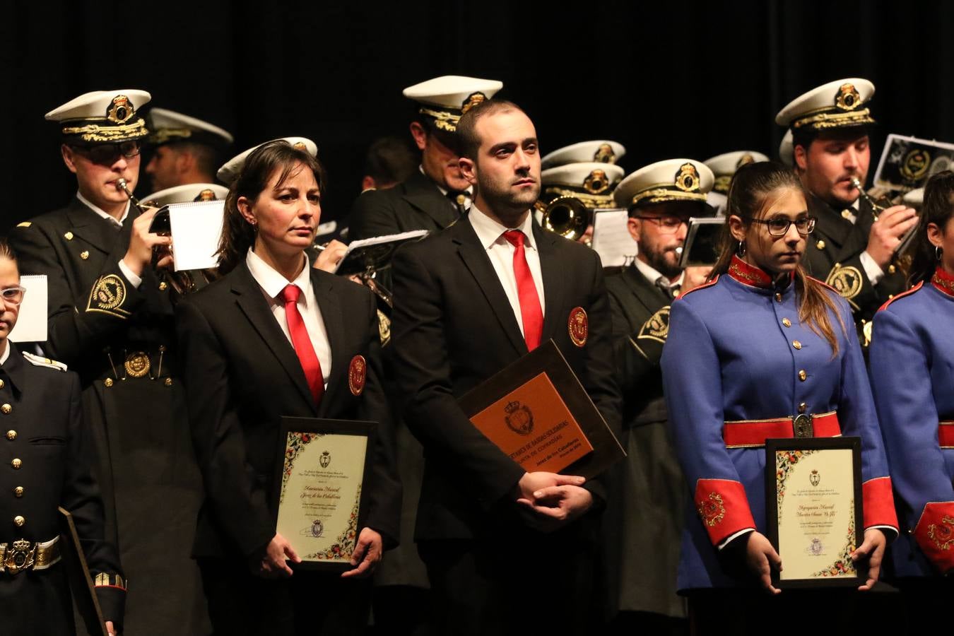 El Cine-teatro Balboa acogió, ayer, la sexta edición del 'Certamen de Bandas Solidario', organizado por la Junta de Cofradías de la Semana Santa de Jerez de los Caballeros. Un Certamen que, gracias a la participación de las distintas agrupaciones musicales del municipio y del Valle de Santa Ana, consiguió recaudar 375 euros y 36 kilos a beneficio del Almacén de Alimentos que Cruz Roja gestiona en Jerez. 