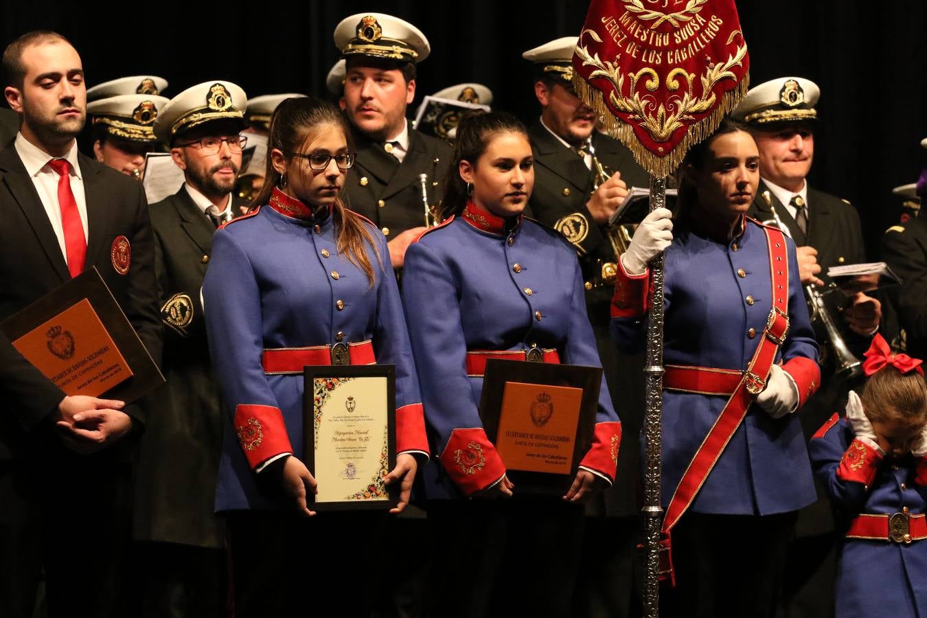 El Cine-teatro Balboa acogió, ayer, la sexta edición del 'Certamen de Bandas Solidario', organizado por la Junta de Cofradías de la Semana Santa de Jerez de los Caballeros. Un Certamen que, gracias a la participación de las distintas agrupaciones musicales del municipio y del Valle de Santa Ana, consiguió recaudar 375 euros y 36 kilos a beneficio del Almacén de Alimentos que Cruz Roja gestiona en Jerez. 
