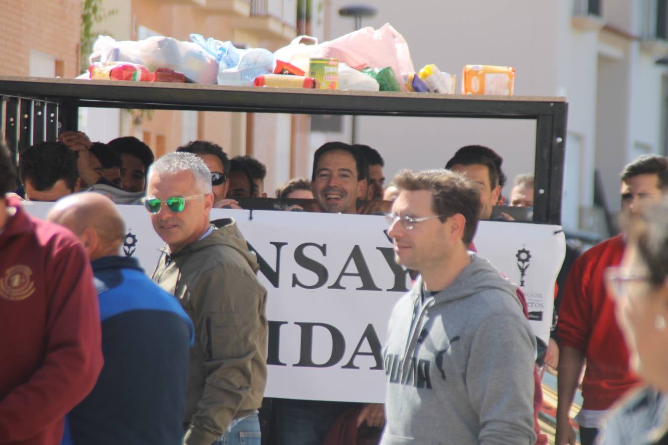 Costaleros y costaleras de la Semana Santa de Jerez de los Caballeros, Fiesta de Interés Turístico Nacional, han vivido este domingo una gran jornada de unión y convivencia y han recorrido las calles de la ciudad portando la solidaridad de numerosos vecinos y vecinas que han respondido a su llamamiento, '¡Échame kilos¡', aportando alimentos no perecederos con destino al almacén de alimentos que gestiona la Asamblea Local de Cruz Roja.Unos 200 costaleros y costaleras de las distintas Cofradías y Hermandades jerezanas, han participado en esta cita, por primera vez bajo la organización de la Asociación que les agrupa y junto con la Junta de Cofradías, disfrutando finalmente de un bonito encuentro en la Casa de la Iglesia