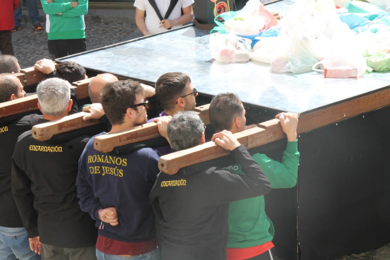 Costaleros y costaleras de la Semana Santa de Jerez de los Caballeros, Fiesta de Interés Turístico Nacional, han vivido este domingo una gran jornada de unión y convivencia y han recorrido las calles de la ciudad portando la solidaridad de numerosos vecinos y vecinas que han respondido a su llamamiento, '¡Échame kilos¡', aportando alimentos no perecederos con destino al almacén de alimentos que gestiona la Asamblea Local de Cruz Roja.Unos 200 costaleros y costaleras de las distintas Cofradías y Hermandades jerezanas, han participado en esta cita, por primera vez bajo la organización de la Asociación que les agrupa y junto con la Junta de Cofradías, disfrutando finalmente de un bonito encuentro en la Casa de la Iglesia