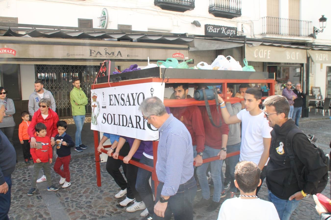 Costaleros y costaleras de la Semana Santa de Jerez de los Caballeros, Fiesta de Interés Turístico Nacional, han vivido este domingo una gran jornada de unión y convivencia y han recorrido las calles de la ciudad portando la solidaridad de numerosos vecinos y vecinas que han respondido a su llamamiento, '¡Échame kilos¡', aportando alimentos no perecederos con destino al almacén de alimentos que gestiona la Asamblea Local de Cruz Roja.Unos 200 costaleros y costaleras de las distintas Cofradías y Hermandades jerezanas, han participado en esta cita, por primera vez bajo la organización de la Asociación que les agrupa y junto con la Junta de Cofradías, disfrutando finalmente de un bonito encuentro en la Casa de la Iglesia