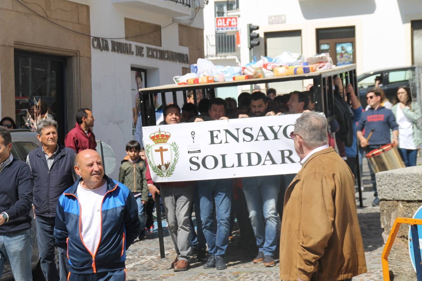 Costaleros y costaleras de la Semana Santa de Jerez de los Caballeros, Fiesta de Interés Turístico Nacional, han vivido este domingo una gran jornada de unión y convivencia y han recorrido las calles de la ciudad portando la solidaridad de numerosos vecinos y vecinas que han respondido a su llamamiento, '¡Échame kilos¡', aportando alimentos no perecederos con destino al almacén de alimentos que gestiona la Asamblea Local de Cruz Roja.Unos 200 costaleros y costaleras de las distintas Cofradías y Hermandades jerezanas, han participado en esta cita, por primera vez bajo la organización de la Asociación que les agrupa y junto con la Junta de Cofradías, disfrutando finalmente de un bonito encuentro en la Casa de la Iglesia