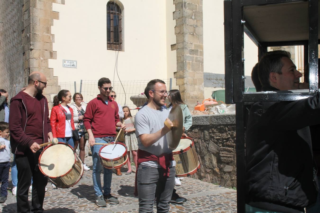 Costaleros y costaleras de la Semana Santa de Jerez de los Caballeros, Fiesta de Interés Turístico Nacional, han vivido este domingo una gran jornada de unión y convivencia y han recorrido las calles de la ciudad portando la solidaridad de numerosos vecinos y vecinas que han respondido a su llamamiento, '¡Échame kilos¡', aportando alimentos no perecederos con destino al almacén de alimentos que gestiona la Asamblea Local de Cruz Roja.Unos 200 costaleros y costaleras de las distintas Cofradías y Hermandades jerezanas, han participado en esta cita, por primera vez bajo la organización de la Asociación que les agrupa y junto con la Junta de Cofradías, disfrutando finalmente de un bonito encuentro en la Casa de la Iglesia