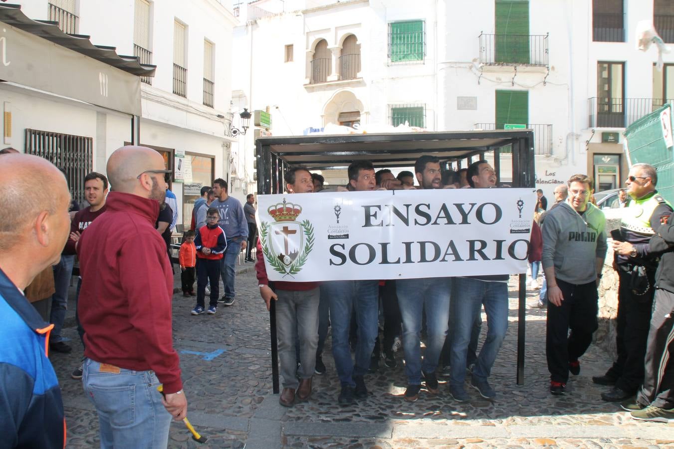 Costaleros y costaleras de la Semana Santa de Jerez de los Caballeros, Fiesta de Interés Turístico Nacional, han vivido este domingo una gran jornada de unión y convivencia y han recorrido las calles de la ciudad portando la solidaridad de numerosos vecinos y vecinas que han respondido a su llamamiento, '¡Échame kilos¡', aportando alimentos no perecederos con destino al almacén de alimentos que gestiona la Asamblea Local de Cruz Roja.Unos 200 costaleros y costaleras de las distintas Cofradías y Hermandades jerezanas, han participado en esta cita, por primera vez bajo la organización de la Asociación que les agrupa y junto con la Junta de Cofradías, disfrutando finalmente de un bonito encuentro en la Casa de la Iglesia