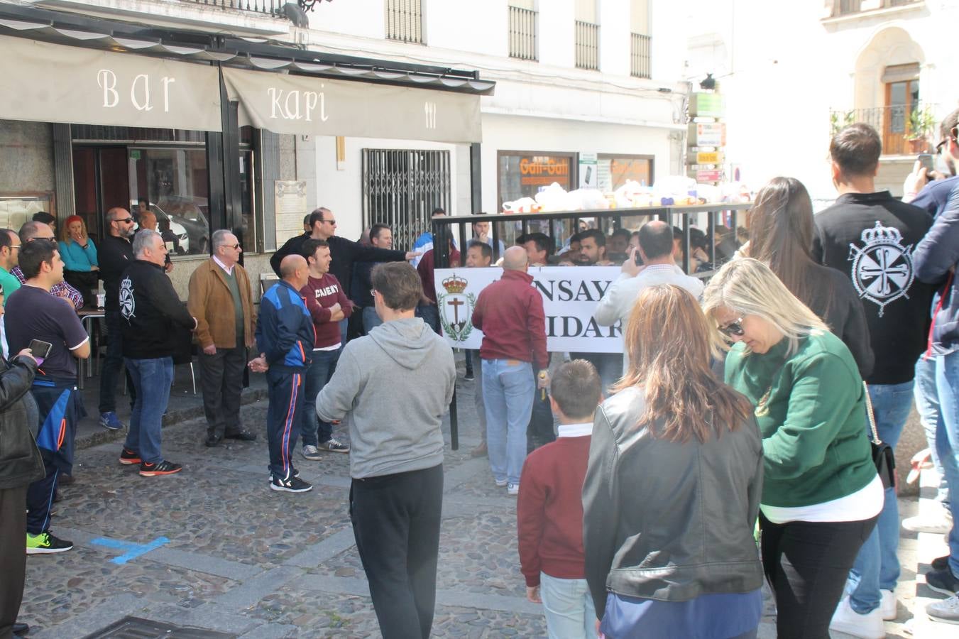 Costaleros y costaleras de la Semana Santa de Jerez de los Caballeros, Fiesta de Interés Turístico Nacional, han vivido este domingo una gran jornada de unión y convivencia y han recorrido las calles de la ciudad portando la solidaridad de numerosos vecinos y vecinas que han respondido a su llamamiento, '¡Échame kilos¡', aportando alimentos no perecederos con destino al almacén de alimentos que gestiona la Asamblea Local de Cruz Roja.Unos 200 costaleros y costaleras de las distintas Cofradías y Hermandades jerezanas, han participado en esta cita, por primera vez bajo la organización de la Asociación que les agrupa y junto con la Junta de Cofradías, disfrutando finalmente de un bonito encuentro en la Casa de la Iglesia