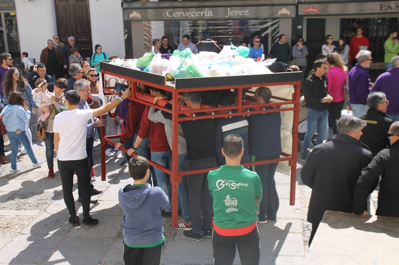 Costaleros y costaleras de la Semana Santa de Jerez de los Caballeros, Fiesta de Interés Turístico Nacional, han vivido este domingo una gran jornada de unión y convivencia y han recorrido las calles de la ciudad portando la solidaridad de numerosos vecinos y vecinas que han respondido a su llamamiento, '¡Échame kilos¡', aportando alimentos no perecederos con destino al almacén de alimentos que gestiona la Asamblea Local de Cruz Roja.Unos 200 costaleros y costaleras de las distintas Cofradías y Hermandades jerezanas, han participado en esta cita, por primera vez bajo la organización de la Asociación que les agrupa y junto con la Junta de Cofradías, disfrutando finalmente de un bonito encuentro en la Casa de la Iglesia
