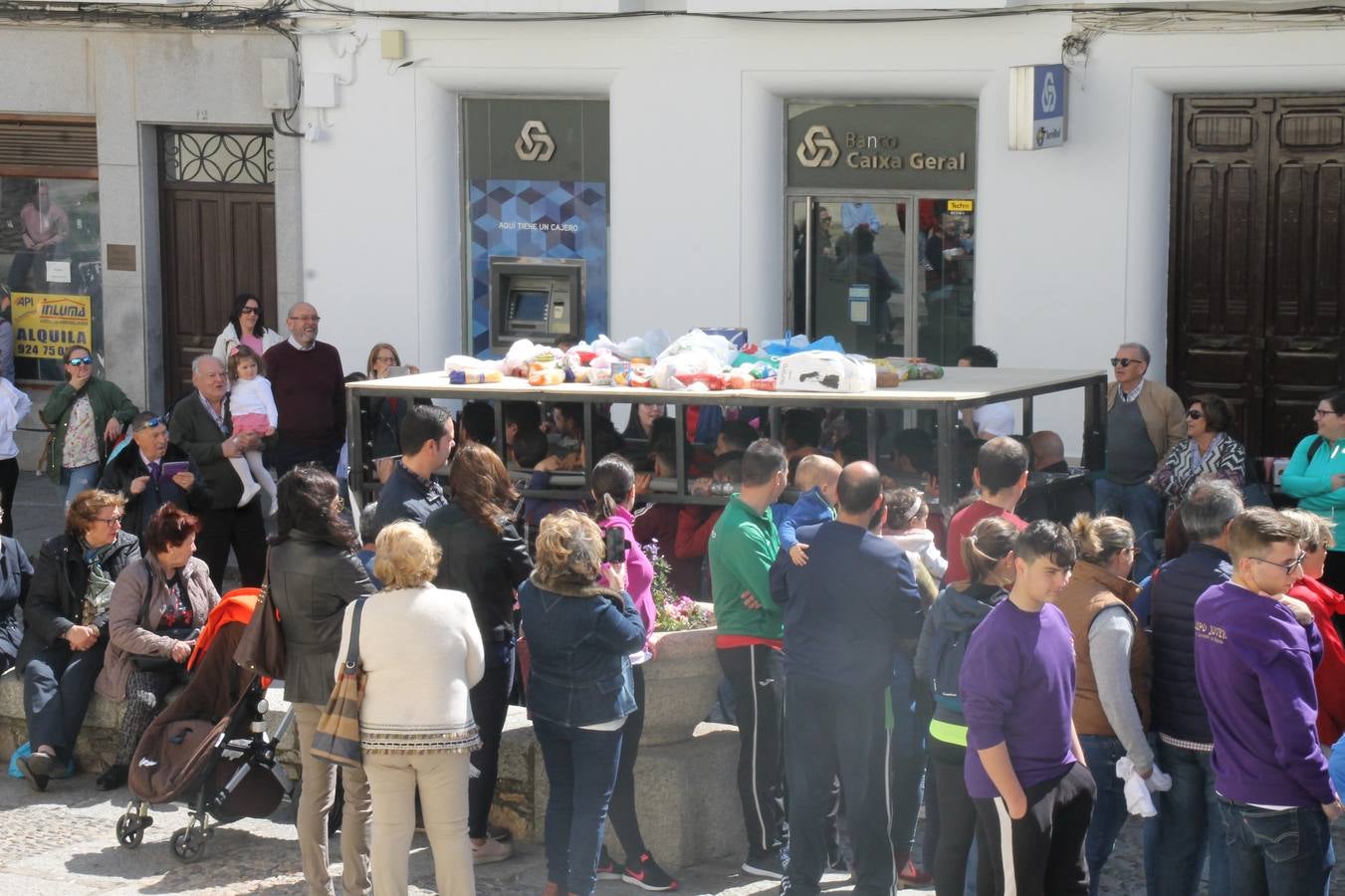 Costaleros y costaleras de la Semana Santa de Jerez de los Caballeros, Fiesta de Interés Turístico Nacional, han vivido este domingo una gran jornada de unión y convivencia y han recorrido las calles de la ciudad portando la solidaridad de numerosos vecinos y vecinas que han respondido a su llamamiento, '¡Échame kilos¡', aportando alimentos no perecederos con destino al almacén de alimentos que gestiona la Asamblea Local de Cruz Roja.Unos 200 costaleros y costaleras de las distintas Cofradías y Hermandades jerezanas, han participado en esta cita, por primera vez bajo la organización de la Asociación que les agrupa y junto con la Junta de Cofradías, disfrutando finalmente de un bonito encuentro en la Casa de la Iglesia