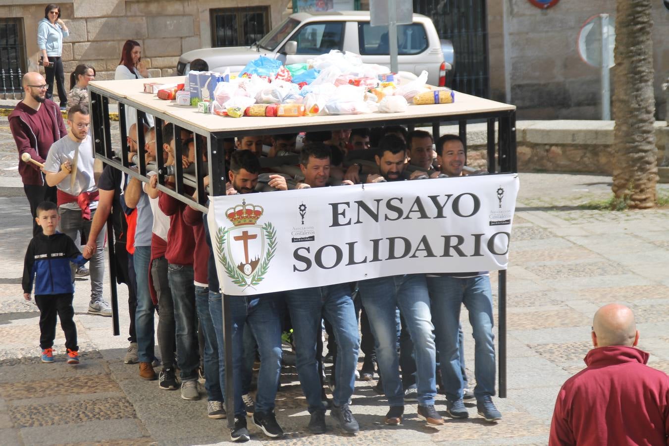 Costaleros y costaleras de la Semana Santa de Jerez de los Caballeros, Fiesta de Interés Turístico Nacional, han vivido este domingo una gran jornada de unión y convivencia y han recorrido las calles de la ciudad portando la solidaridad de numerosos vecinos y vecinas que han respondido a su llamamiento, '¡Échame kilos¡', aportando alimentos no perecederos con destino al almacén de alimentos que gestiona la Asamblea Local de Cruz Roja.Unos 200 costaleros y costaleras de las distintas Cofradías y Hermandades jerezanas, han participado en esta cita, por primera vez bajo la organización de la Asociación que les agrupa y junto con la Junta de Cofradías, disfrutando finalmente de un bonito encuentro en la Casa de la Iglesia