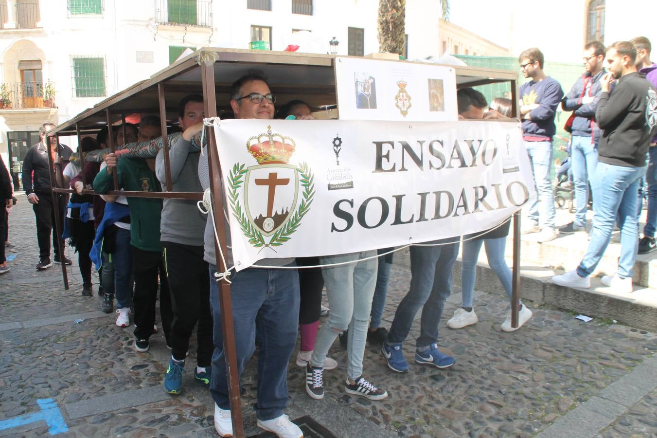 Costaleros y costaleras de la Semana Santa de Jerez de los Caballeros, Fiesta de Interés Turístico Nacional, han vivido este domingo una gran jornada de unión y convivencia y han recorrido las calles de la ciudad portando la solidaridad de numerosos vecinos y vecinas que han respondido a su llamamiento, '¡Échame kilos¡', aportando alimentos no perecederos con destino al almacén de alimentos que gestiona la Asamblea Local de Cruz Roja.Unos 200 costaleros y costaleras de las distintas Cofradías y Hermandades jerezanas, han participado en esta cita, por primera vez bajo la organización de la Asociación que les agrupa y junto con la Junta de Cofradías, disfrutando finalmente de un bonito encuentro en la Casa de la Iglesia