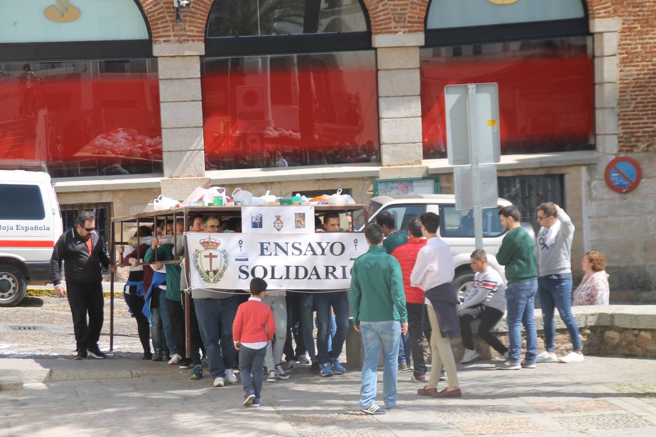 Costaleros y costaleras de la Semana Santa de Jerez de los Caballeros, Fiesta de Interés Turístico Nacional, han vivido este domingo una gran jornada de unión y convivencia y han recorrido las calles de la ciudad portando la solidaridad de numerosos vecinos y vecinas que han respondido a su llamamiento, '¡Échame kilos¡', aportando alimentos no perecederos con destino al almacén de alimentos que gestiona la Asamblea Local de Cruz Roja.Unos 200 costaleros y costaleras de las distintas Cofradías y Hermandades jerezanas, han participado en esta cita, por primera vez bajo la organización de la Asociación que les agrupa y junto con la Junta de Cofradías, disfrutando finalmente de un bonito encuentro en la Casa de la Iglesia