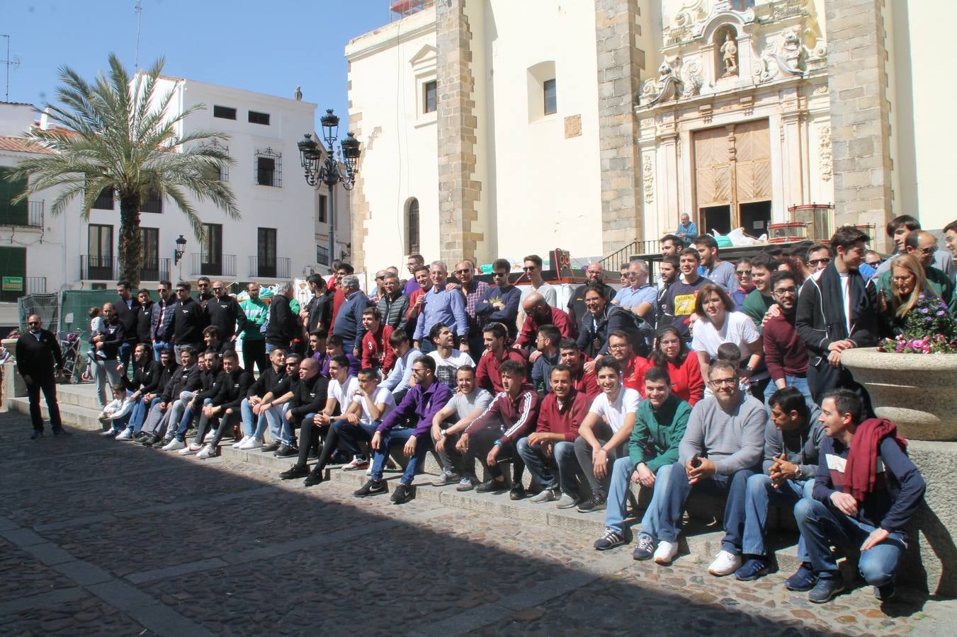 Costaleros y costaleras de la Semana Santa de Jerez de los Caballeros, Fiesta de Interés Turístico Nacional, han vivido este domingo una gran jornada de unión y convivencia y han recorrido las calles de la ciudad portando la solidaridad de numerosos vecinos y vecinas que han respondido a su llamamiento, '¡Échame kilos¡', aportando alimentos no perecederos con destino al almacén de alimentos que gestiona la Asamblea Local de Cruz Roja.Unos 200 costaleros y costaleras de las distintas Cofradías y Hermandades jerezanas, han participado en esta cita, por primera vez bajo la organización de la Asociación que les agrupa y junto con la Junta de Cofradías, disfrutando finalmente de un bonito encuentro en la Casa de la Iglesia