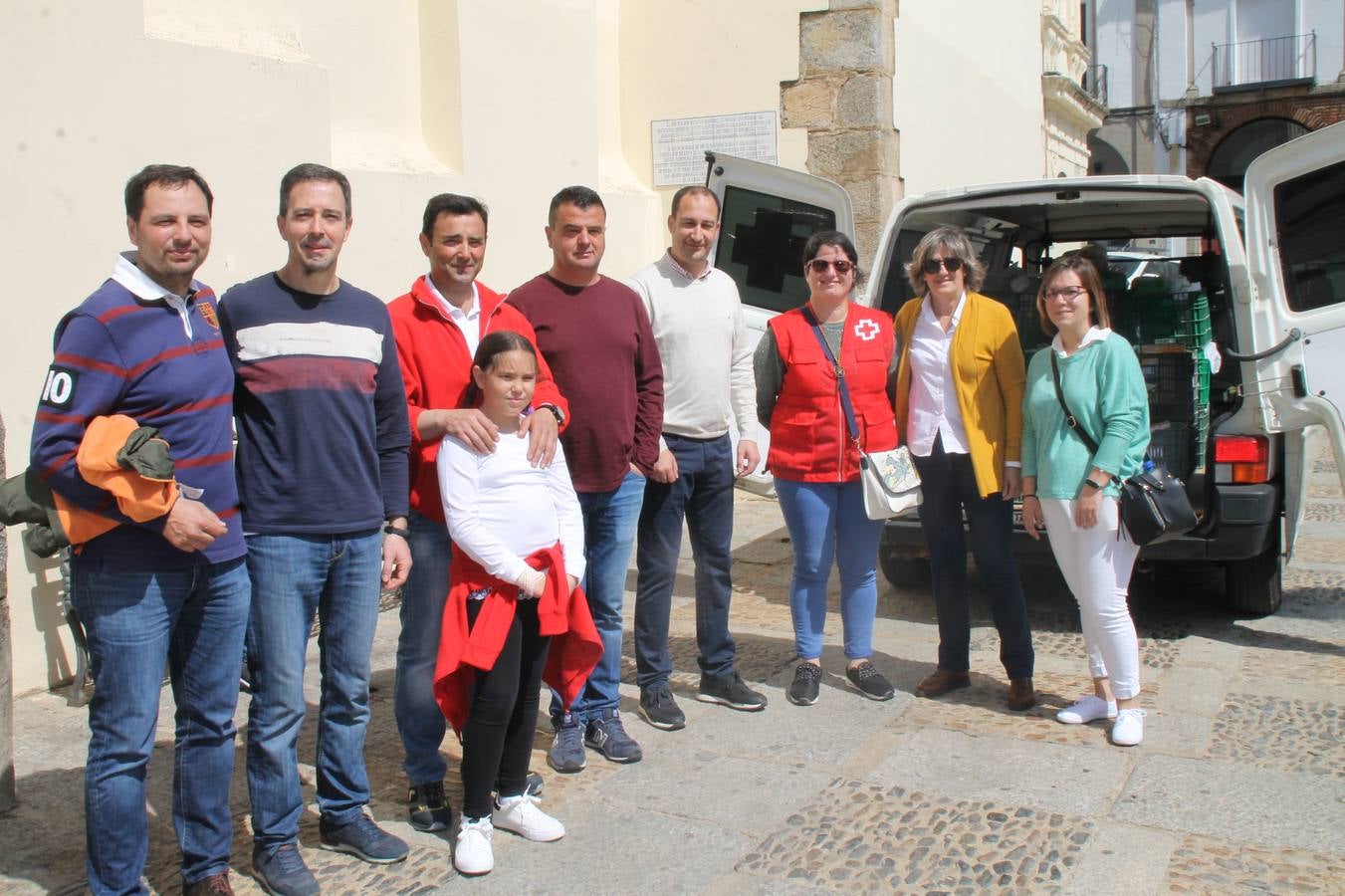 Costaleros y costaleras de la Semana Santa de Jerez de los Caballeros, Fiesta de Interés Turístico Nacional, han vivido este domingo una gran jornada de unión y convivencia y han recorrido las calles de la ciudad portando la solidaridad de numerosos vecinos y vecinas que han respondido a su llamamiento, '¡Échame kilos¡', aportando alimentos no perecederos con destino al almacén de alimentos que gestiona la Asamblea Local de Cruz Roja.Unos 200 costaleros y costaleras de las distintas Cofradías y Hermandades jerezanas, han participado en esta cita, por primera vez bajo la organización de la Asociación que les agrupa y junto con la Junta de Cofradías, disfrutando finalmente de un bonito encuentro en la Casa de la Iglesia
