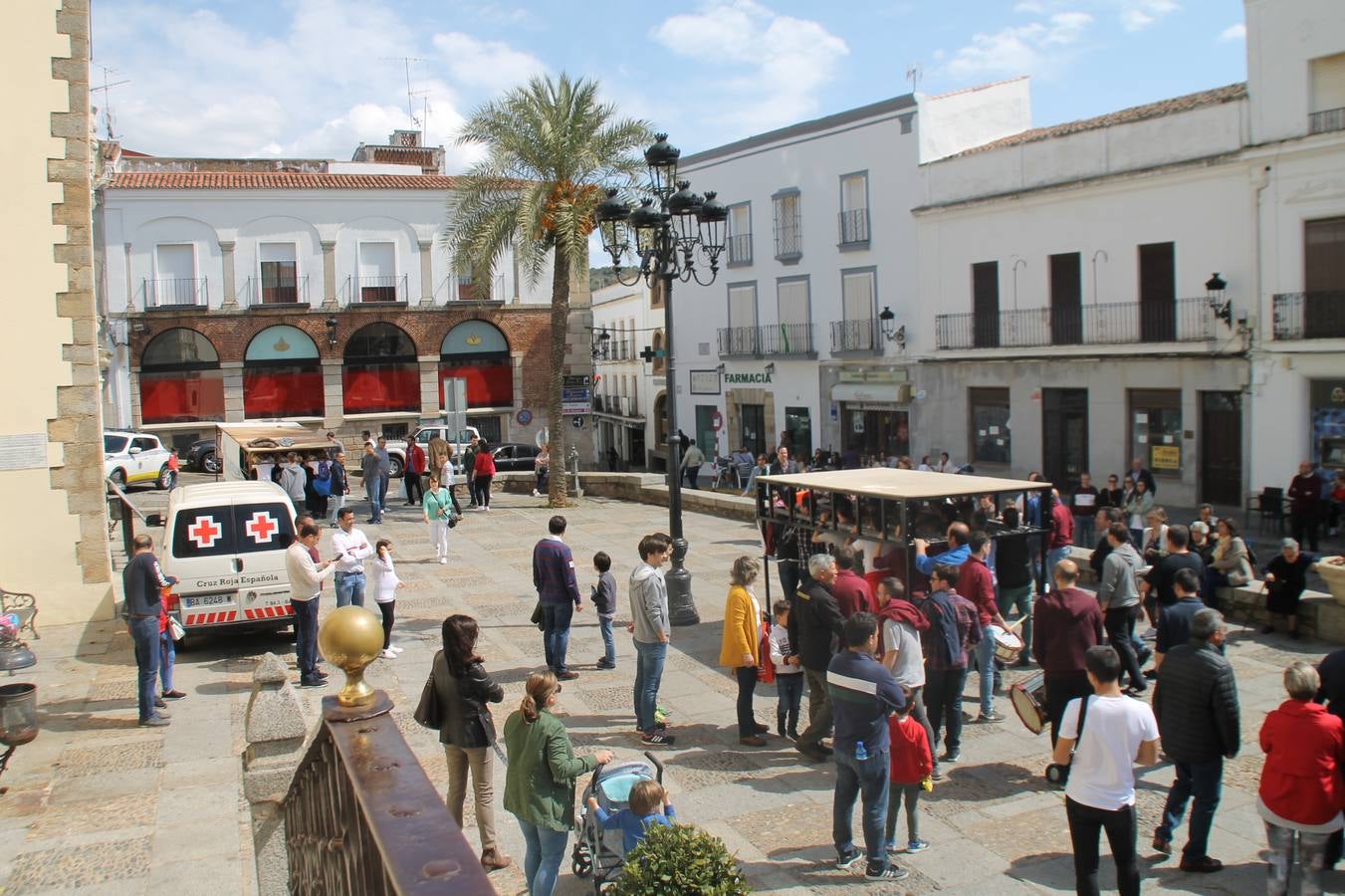 Costaleros y costaleras de la Semana Santa de Jerez de los Caballeros, Fiesta de Interés Turístico Nacional, han vivido este domingo una gran jornada de unión y convivencia y han recorrido las calles de la ciudad portando la solidaridad de numerosos vecinos y vecinas que han respondido a su llamamiento, '¡Échame kilos¡', aportando alimentos no perecederos con destino al almacén de alimentos que gestiona la Asamblea Local de Cruz Roja.Unos 200 costaleros y costaleras de las distintas Cofradías y Hermandades jerezanas, han participado en esta cita, por primera vez bajo la organización de la Asociación que les agrupa y junto con la Junta de Cofradías, disfrutando finalmente de un bonito encuentro en la Casa de la Iglesia