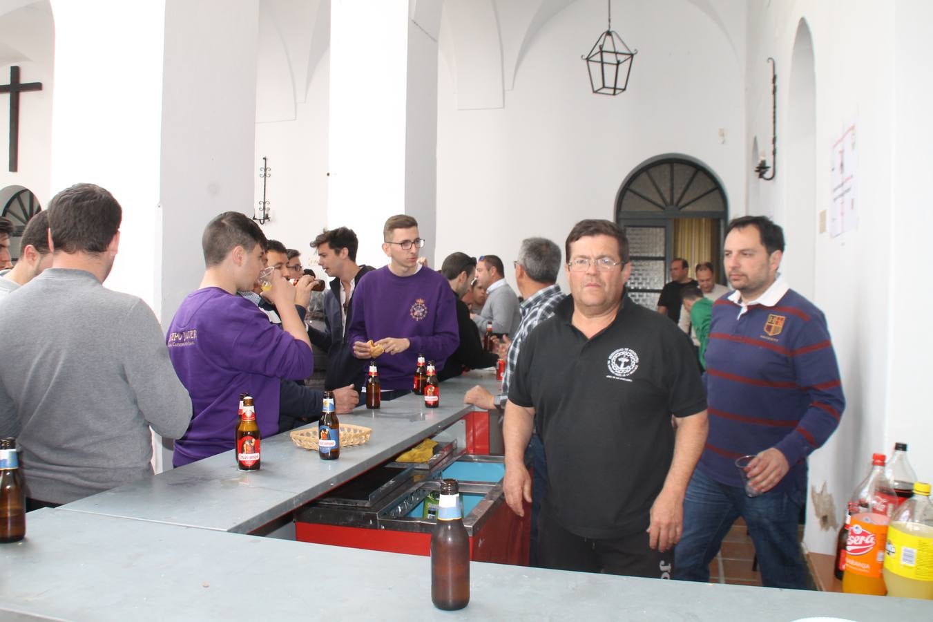 Costaleros y costaleras de la Semana Santa de Jerez de los Caballeros, Fiesta de Interés Turístico Nacional, han vivido este domingo una gran jornada de unión y convivencia y han recorrido las calles de la ciudad portando la solidaridad de numerosos vecinos y vecinas que han respondido a su llamamiento, '¡Échame kilos¡', aportando alimentos no perecederos con destino al almacén de alimentos que gestiona la Asamblea Local de Cruz Roja.Unos 200 costaleros y costaleras de las distintas Cofradías y Hermandades jerezanas, han participado en esta cita, por primera vez bajo la organización de la Asociación que les agrupa y junto con la Junta de Cofradías, disfrutando finalmente de un bonito encuentro en la Casa de la Iglesia
