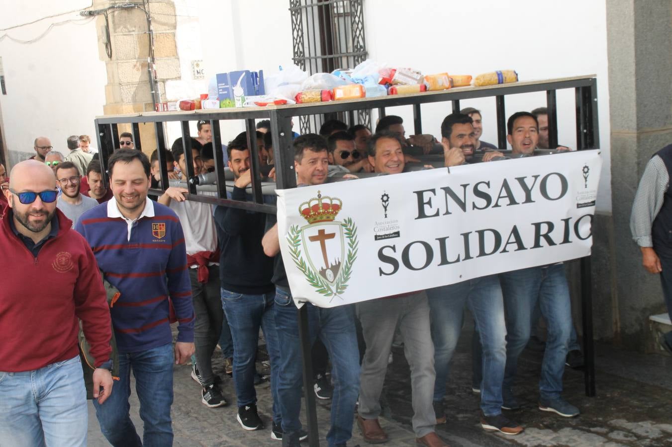 Costaleros y costaleras de la Semana Santa de Jerez de los Caballeros, Fiesta de Interés Turístico Nacional, han vivido este domingo una gran jornada de unión y convivencia y han recorrido las calles de la ciudad portando la solidaridad de numerosos vecinos y vecinas que han respondido a su llamamiento, '¡Échame kilos¡', aportando alimentos no perecederos con destino al almacén de alimentos que gestiona la Asamblea Local de Cruz Roja.Unos 200 costaleros y costaleras de las distintas Cofradías y Hermandades jerezanas, han participado en esta cita, por primera vez bajo la organización de la Asociación que les agrupa y junto con la Junta de Cofradías, disfrutando finalmente de un bonito encuentro en la Casa de la Iglesia