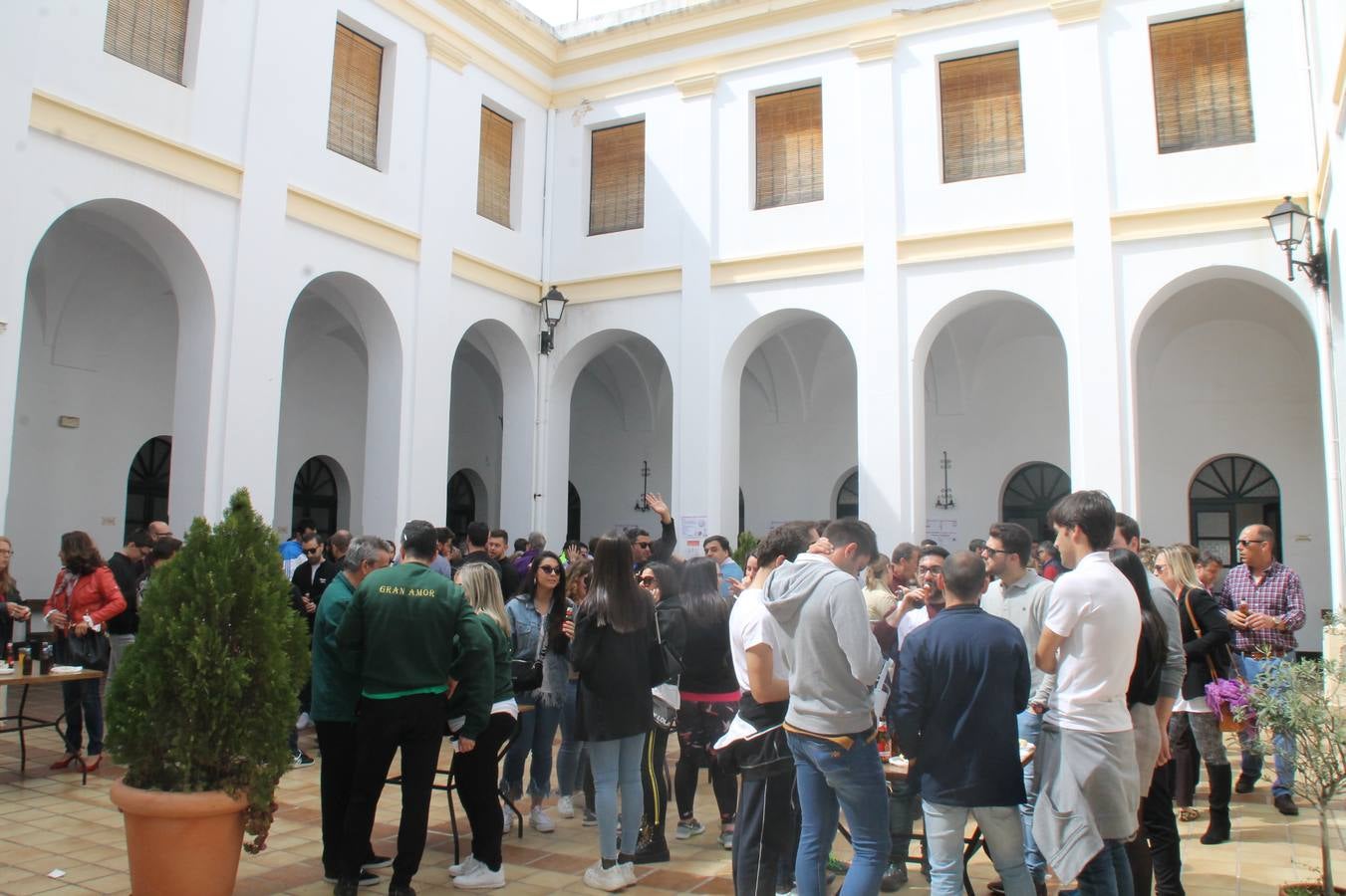 Costaleros y costaleras de la Semana Santa de Jerez de los Caballeros, Fiesta de Interés Turístico Nacional, han vivido este domingo una gran jornada de unión y convivencia y han recorrido las calles de la ciudad portando la solidaridad de numerosos vecinos y vecinas que han respondido a su llamamiento, '¡Échame kilos¡', aportando alimentos no perecederos con destino al almacén de alimentos que gestiona la Asamblea Local de Cruz Roja.Unos 200 costaleros y costaleras de las distintas Cofradías y Hermandades jerezanas, han participado en esta cita, por primera vez bajo la organización de la Asociación que les agrupa y junto con la Junta de Cofradías, disfrutando finalmente de un bonito encuentro en la Casa de la Iglesia