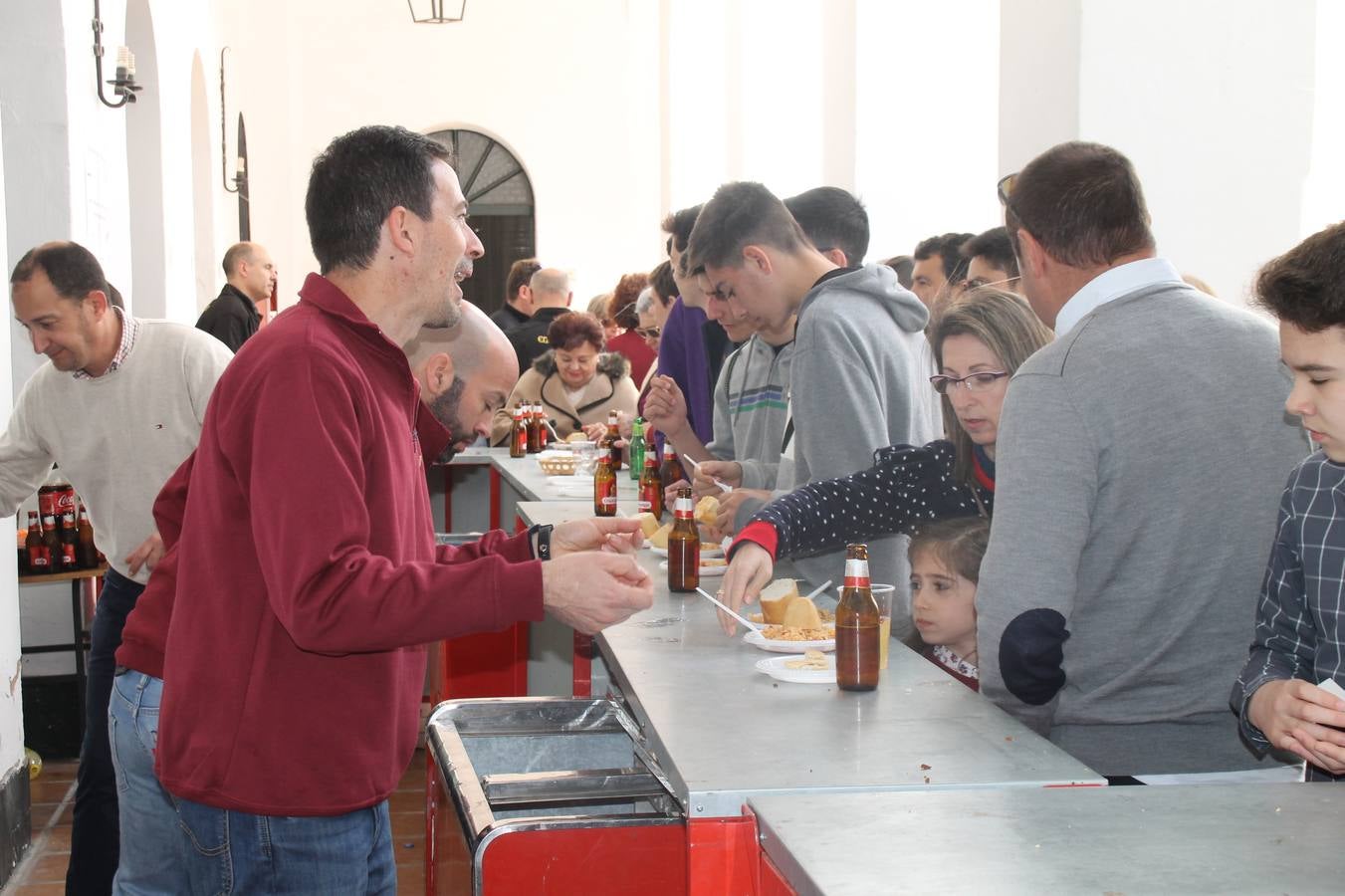 Costaleros y costaleras de la Semana Santa de Jerez de los Caballeros, Fiesta de Interés Turístico Nacional, han vivido este domingo una gran jornada de unión y convivencia y han recorrido las calles de la ciudad portando la solidaridad de numerosos vecinos y vecinas que han respondido a su llamamiento, '¡Échame kilos¡', aportando alimentos no perecederos con destino al almacén de alimentos que gestiona la Asamblea Local de Cruz Roja.Unos 200 costaleros y costaleras de las distintas Cofradías y Hermandades jerezanas, han participado en esta cita, por primera vez bajo la organización de la Asociación que les agrupa y junto con la Junta de Cofradías, disfrutando finalmente de un bonito encuentro en la Casa de la Iglesia