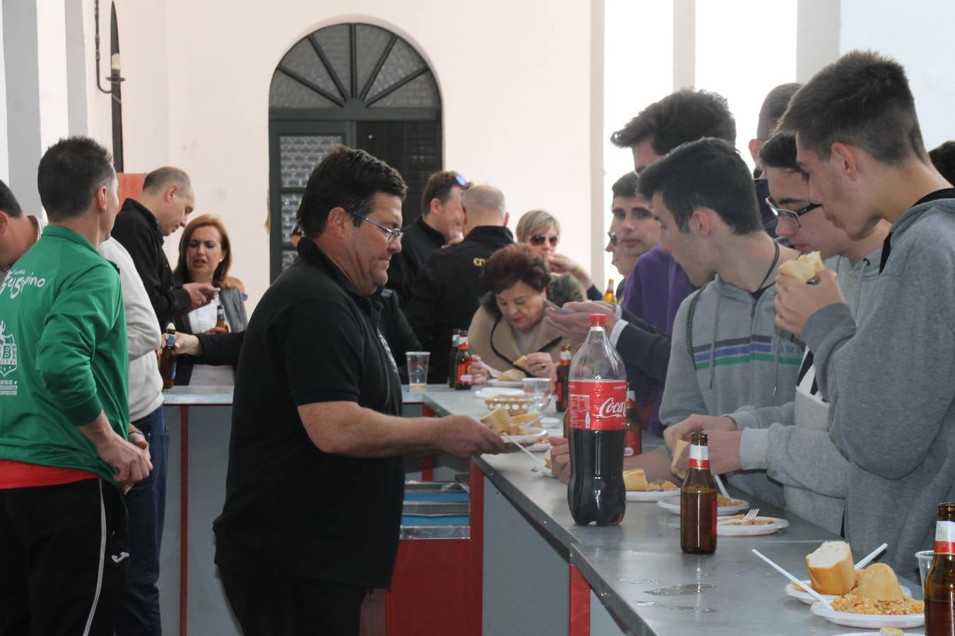 Costaleros y costaleras de la Semana Santa de Jerez de los Caballeros, Fiesta de Interés Turístico Nacional, han vivido este domingo una gran jornada de unión y convivencia y han recorrido las calles de la ciudad portando la solidaridad de numerosos vecinos y vecinas que han respondido a su llamamiento, '¡Échame kilos¡', aportando alimentos no perecederos con destino al almacén de alimentos que gestiona la Asamblea Local de Cruz Roja.Unos 200 costaleros y costaleras de las distintas Cofradías y Hermandades jerezanas, han participado en esta cita, por primera vez bajo la organización de la Asociación que les agrupa y junto con la Junta de Cofradías, disfrutando finalmente de un bonito encuentro en la Casa de la Iglesia