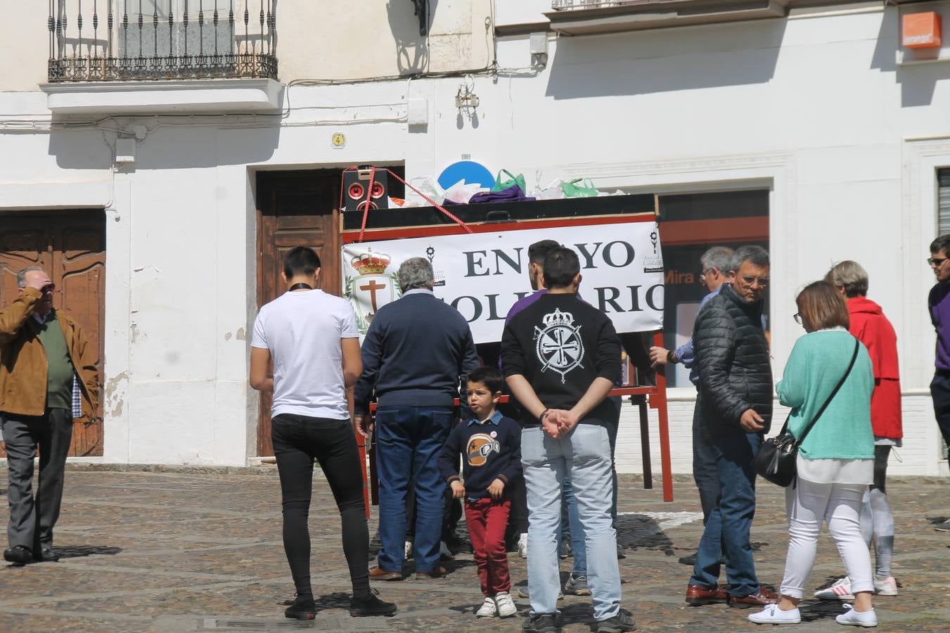 Costaleros y costaleras de la Semana Santa de Jerez de los Caballeros, Fiesta de Interés Turístico Nacional, han vivido este domingo una gran jornada de unión y convivencia y han recorrido las calles de la ciudad portando la solidaridad de numerosos vecinos y vecinas que han respondido a su llamamiento, '¡Échame kilos¡', aportando alimentos no perecederos con destino al almacén de alimentos que gestiona la Asamblea Local de Cruz Roja.Unos 200 costaleros y costaleras de las distintas Cofradías y Hermandades jerezanas, han participado en esta cita, por primera vez bajo la organización de la Asociación que les agrupa y junto con la Junta de Cofradías, disfrutando finalmente de un bonito encuentro en la Casa de la Iglesia