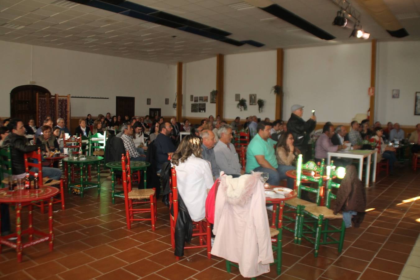 Ciriaco Hernández, en la categoría General y María de los Ángeles Macías, en la categoría Local, fueron los ganadores del II Concurso de fandangos 'Alfonso Labrador El Minaó' organizado por la Asociación cultural flamenca 'José Pérez de Guzmán' de Jerez de los Caballeros y celebrado en su sede con gran afluencia de público.