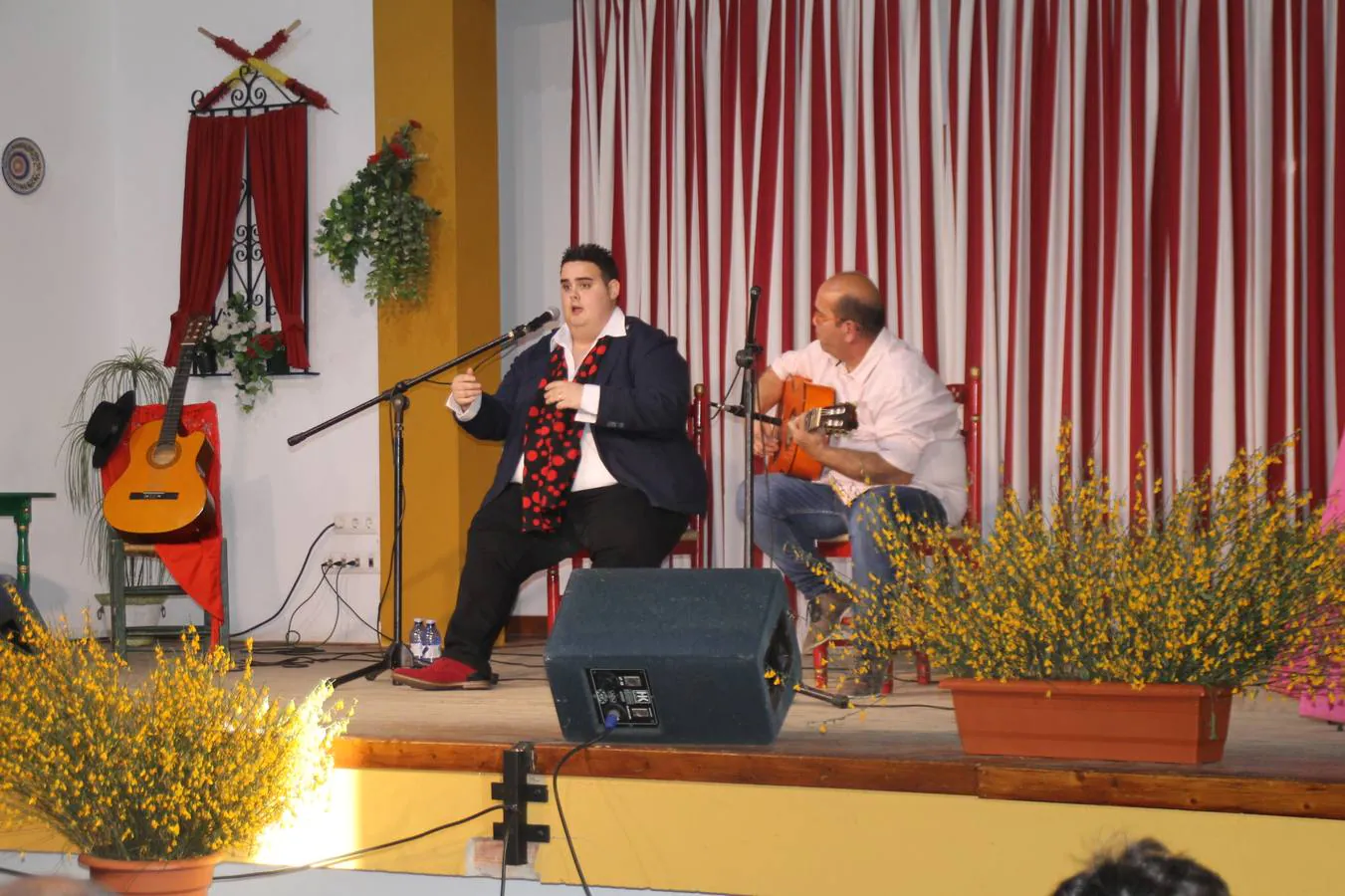 Ciriaco Hernández, en la categoría General y María de los Ángeles Macías, en la categoría Local, fueron los ganadores del II Concurso de fandangos 'Alfonso Labrador El Minaó' organizado por la Asociación cultural flamenca 'José Pérez de Guzmán' de Jerez de los Caballeros y celebrado en su sede con gran afluencia de público.