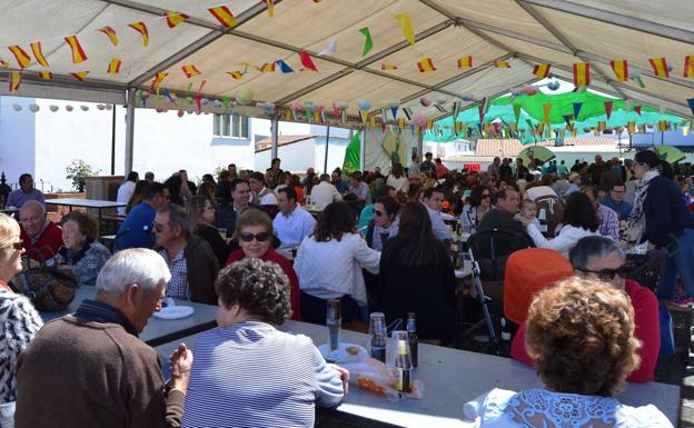 Habrá servicio de barra a precios populares, actuaciones y animación musical.