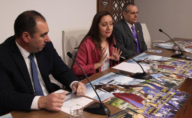 La alcaldesa de Jerez junto al presidente de la Junta de Cofradías y al tesorero de la misma.