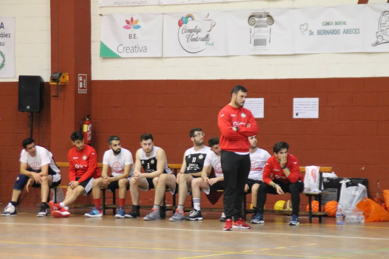 El Pabellón Municipal del Deportes 'Francisco José Rivera Montero' ha acogido en la matinal de este sábado una gran reunión de la familia del baloncesto en Jerez de los Caballeros. El marco ha sido el último partido de esta temporada que ha disputado el Club Baloncesto Xerixia ante la U.B.A Almendralejo, con una gran victoria de los locales por 70-65. 