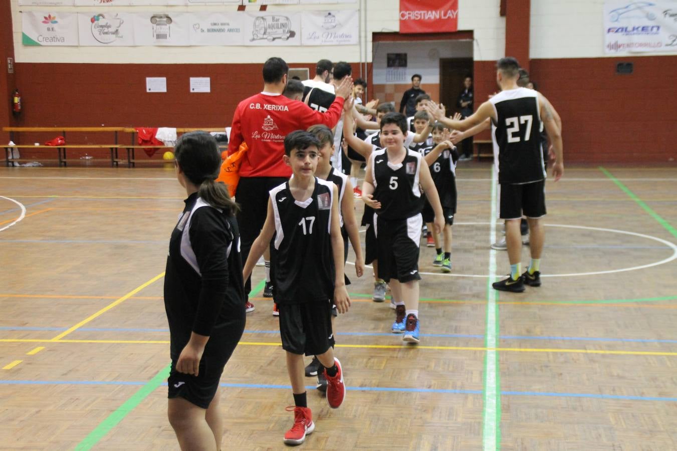 El Pabellón Municipal del Deportes 'Francisco José Rivera Montero' ha acogido en la matinal de este sábado una gran reunión de la familia del baloncesto en Jerez de los Caballeros. El marco ha sido el último partido de esta temporada que ha disputado el Club Baloncesto Xerixia ante la U.B.A Almendralejo, con una gran victoria de los locales por 70-65. 