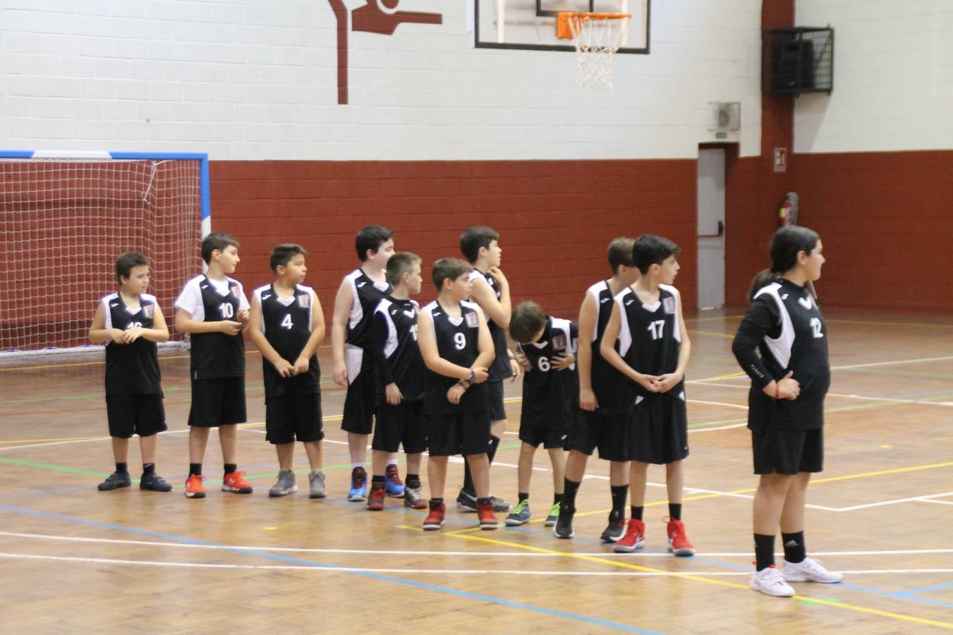 El Pabellón Municipal del Deportes 'Francisco José Rivera Montero' ha acogido en la matinal de este sábado una gran reunión de la familia del baloncesto en Jerez de los Caballeros. El marco ha sido el último partido de esta temporada que ha disputado el Club Baloncesto Xerixia ante la U.B.A Almendralejo, con una gran victoria de los locales por 70-65. 