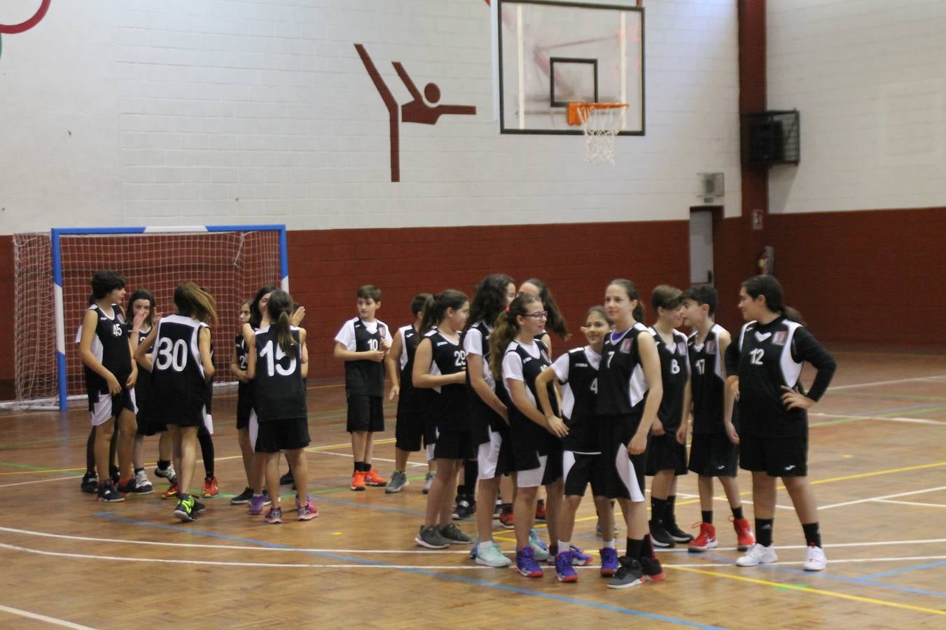 El Pabellón Municipal del Deportes 'Francisco José Rivera Montero' ha acogido en la matinal de este sábado una gran reunión de la familia del baloncesto en Jerez de los Caballeros. El marco ha sido el último partido de esta temporada que ha disputado el Club Baloncesto Xerixia ante la U.B.A Almendralejo, con una gran victoria de los locales por 70-65. 