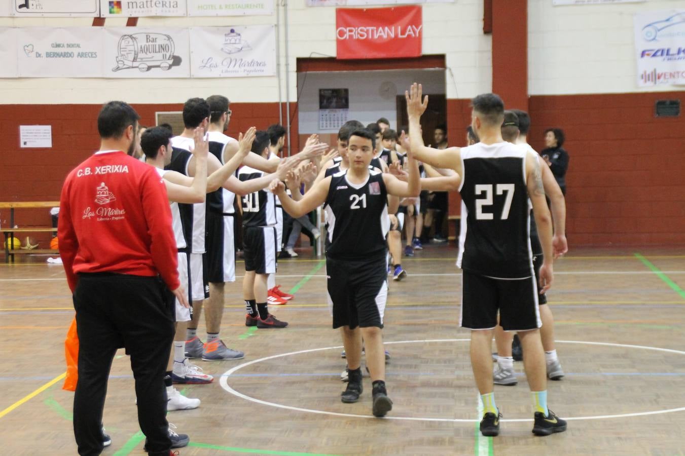El Pabellón Municipal del Deportes 'Francisco José Rivera Montero' ha acogido en la matinal de este sábado una gran reunión de la familia del baloncesto en Jerez de los Caballeros. El marco ha sido el último partido de esta temporada que ha disputado el Club Baloncesto Xerixia ante la U.B.A Almendralejo, con una gran victoria de los locales por 70-65. 