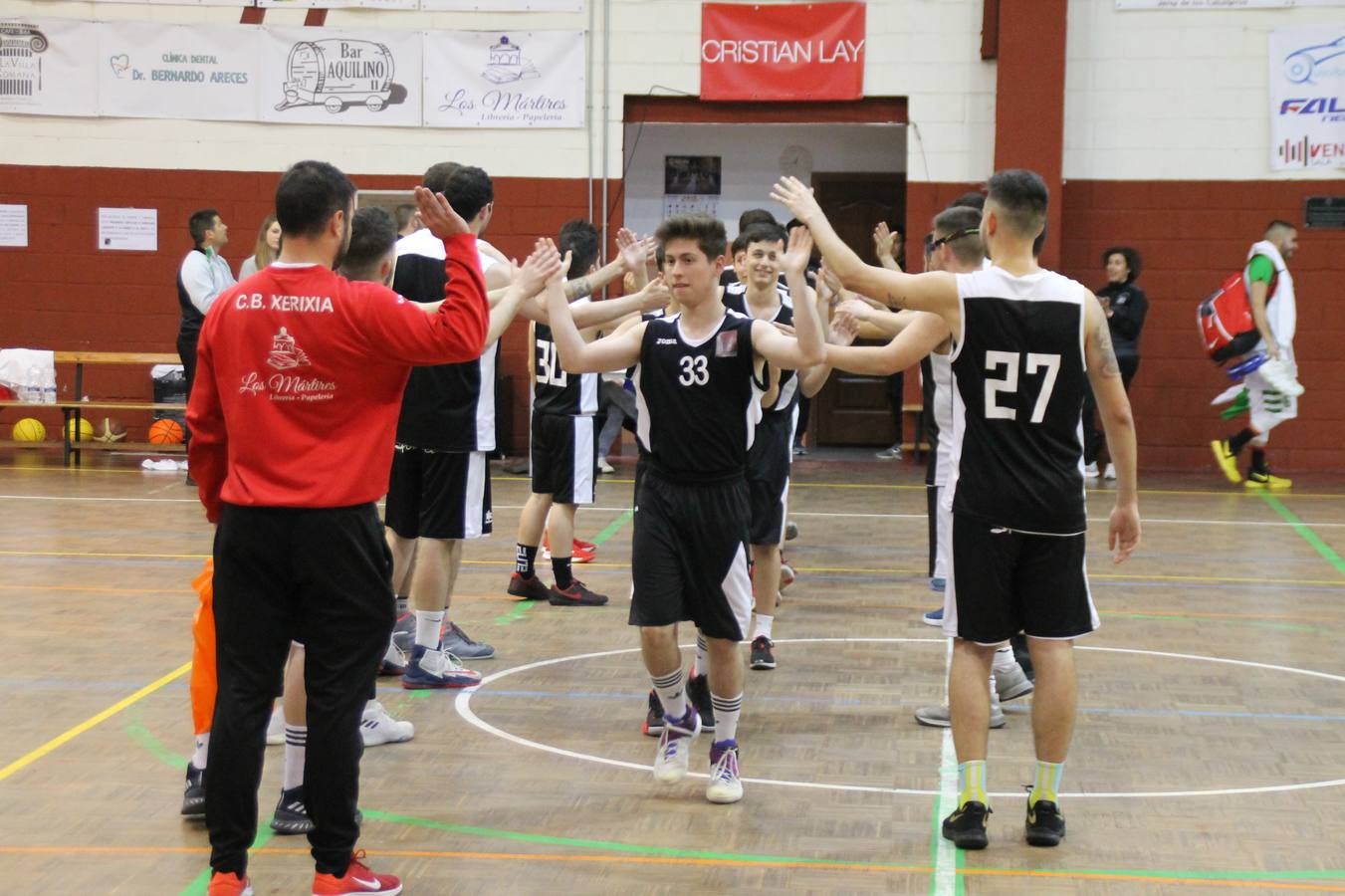El Pabellón Municipal del Deportes 'Francisco José Rivera Montero' ha acogido en la matinal de este sábado una gran reunión de la familia del baloncesto en Jerez de los Caballeros. El marco ha sido el último partido de esta temporada que ha disputado el Club Baloncesto Xerixia ante la U.B.A Almendralejo, con una gran victoria de los locales por 70-65. 