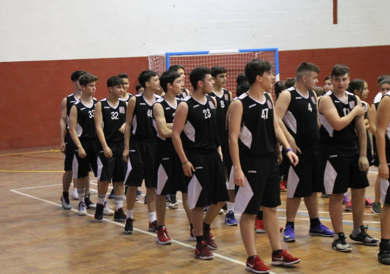 El Pabellón Municipal del Deportes 'Francisco José Rivera Montero' ha acogido en la matinal de este sábado una gran reunión de la familia del baloncesto en Jerez de los Caballeros. El marco ha sido el último partido de esta temporada que ha disputado el Club Baloncesto Xerixia ante la U.B.A Almendralejo, con una gran victoria de los locales por 70-65. 
