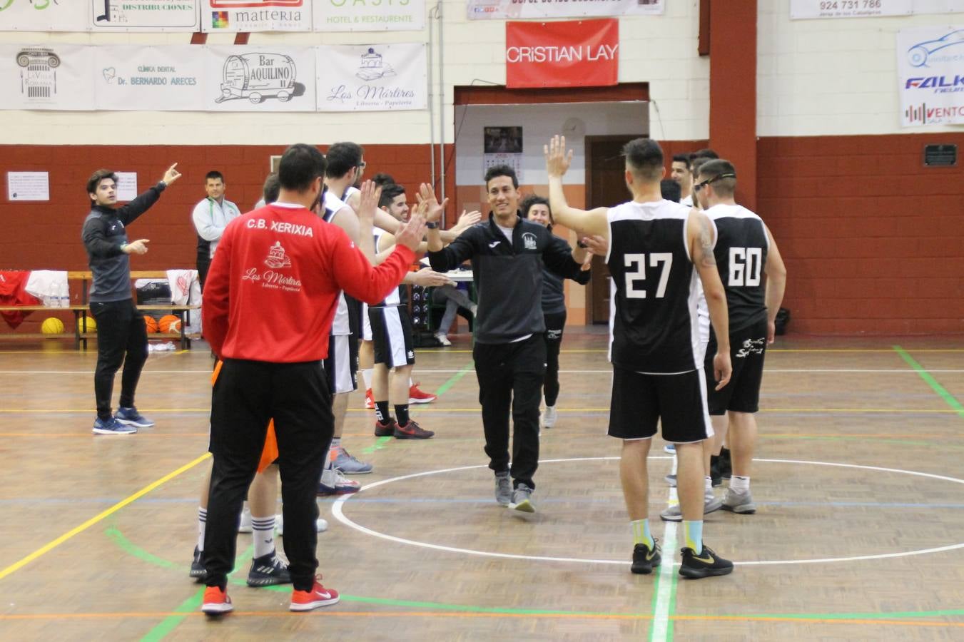 El Pabellón Municipal del Deportes 'Francisco José Rivera Montero' ha acogido en la matinal de este sábado una gran reunión de la familia del baloncesto en Jerez de los Caballeros. El marco ha sido el último partido de esta temporada que ha disputado el Club Baloncesto Xerixia ante la U.B.A Almendralejo, con una gran victoria de los locales por 70-65. 