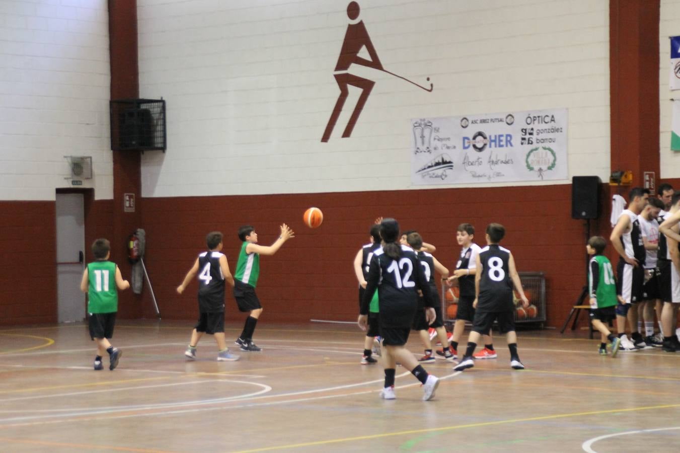 El Pabellón Municipal del Deportes 'Francisco José Rivera Montero' ha acogido en la matinal de este sábado una gran reunión de la familia del baloncesto en Jerez de los Caballeros. El marco ha sido el último partido de esta temporada que ha disputado el Club Baloncesto Xerixia ante la U.B.A Almendralejo, con una gran victoria de los locales por 70-65. 