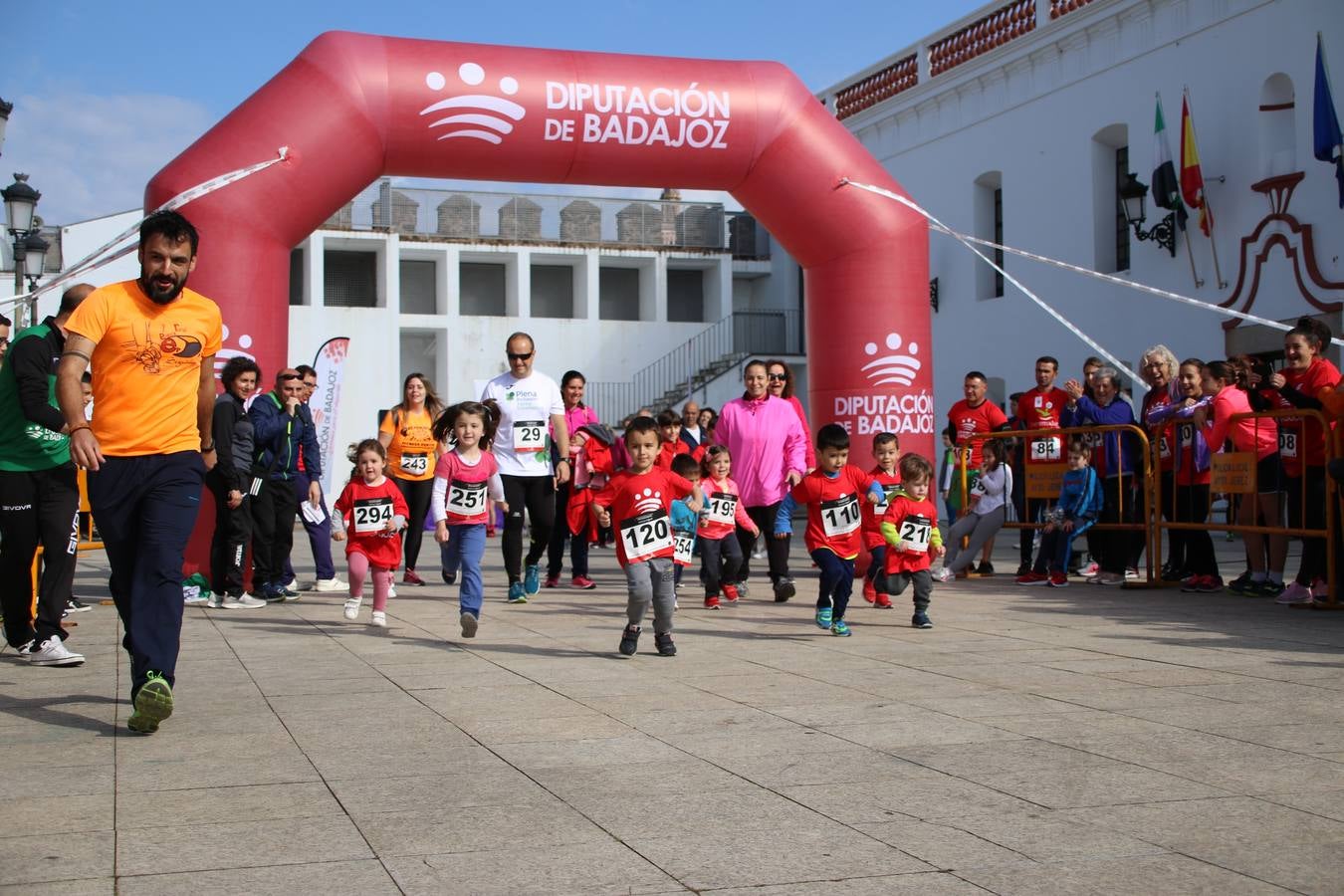 Jerez de los Caballeros ha acogido, esta mañana, la 'I Carrera de la Mujer', enmarcada dentro del programa 'Mujer y Deporte' de la Diputación de Badajoz y bajo el lema 'Nuestra meta, la igualdad'. Más de 300 personas, de todas las edades, se han dado cita en la Plaza de la Alcazaba y han recorrido las calles del municipio en una jornada que ha aunado deporte, solidaridad y reivindicación.
