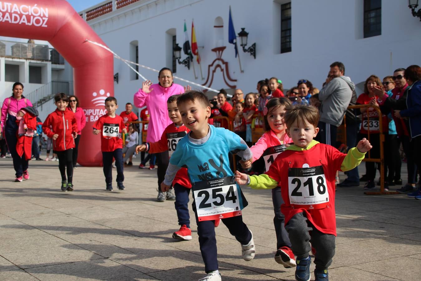 Jerez de los Caballeros ha acogido, esta mañana, la 'I Carrera de la Mujer', enmarcada dentro del programa 'Mujer y Deporte' de la Diputación de Badajoz y bajo el lema 'Nuestra meta, la igualdad'. Más de 300 personas, de todas las edades, se han dado cita en la Plaza de la Alcazaba y han recorrido las calles del municipio en una jornada que ha aunado deporte, solidaridad y reivindicación.
