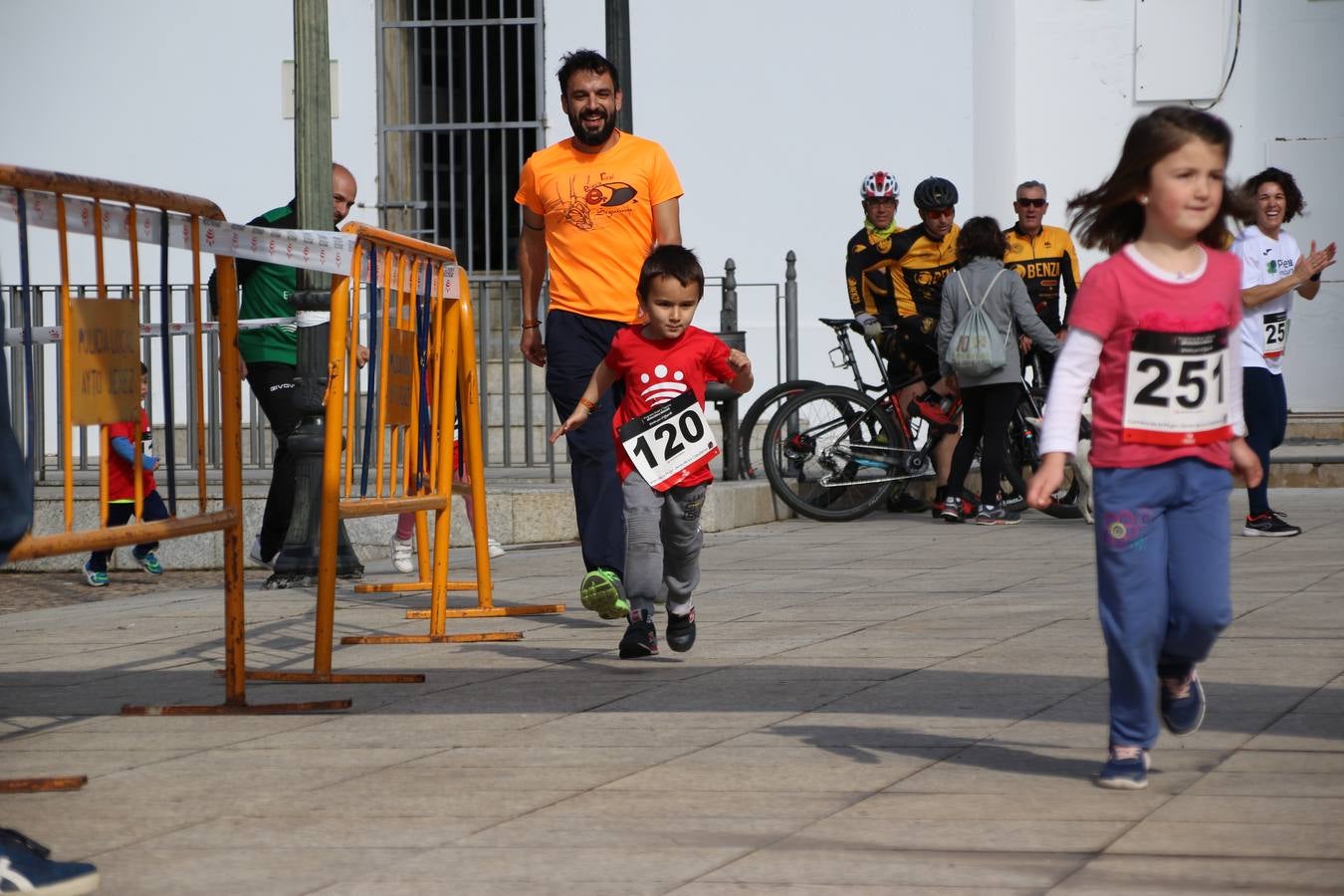 Jerez de los Caballeros ha acogido, esta mañana, la 'I Carrera de la Mujer', enmarcada dentro del programa 'Mujer y Deporte' de la Diputación de Badajoz y bajo el lema 'Nuestra meta, la igualdad'. Más de 300 personas, de todas las edades, se han dado cita en la Plaza de la Alcazaba y han recorrido las calles del municipio en una jornada que ha aunado deporte, solidaridad y reivindicación.
