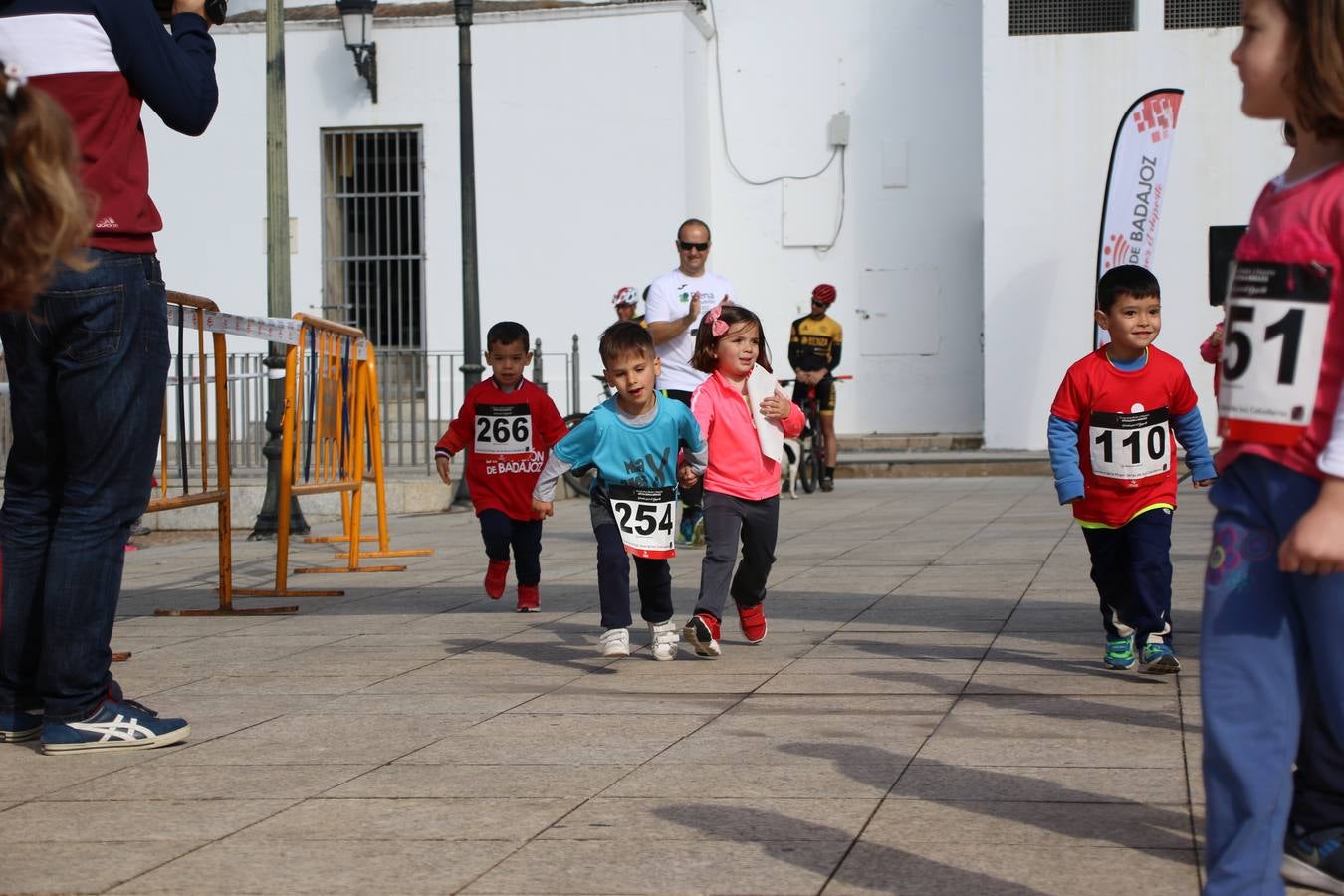 Jerez de los Caballeros ha acogido, esta mañana, la 'I Carrera de la Mujer', enmarcada dentro del programa 'Mujer y Deporte' de la Diputación de Badajoz y bajo el lema 'Nuestra meta, la igualdad'. Más de 300 personas, de todas las edades, se han dado cita en la Plaza de la Alcazaba y han recorrido las calles del municipio en una jornada que ha aunado deporte, solidaridad y reivindicación.