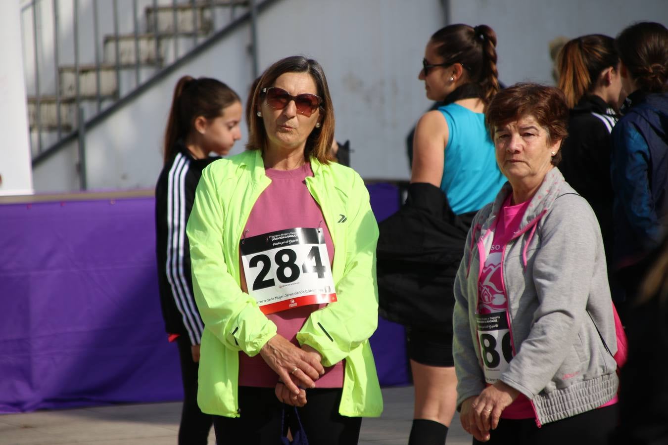 Jerez de los Caballeros ha acogido, esta mañana, la 'I Carrera de la Mujer', enmarcada dentro del programa 'Mujer y Deporte' de la Diputación de Badajoz y bajo el lema 'Nuestra meta, la igualdad'. Más de 300 personas, de todas las edades, se han dado cita en la Plaza de la Alcazaba y han recorrido las calles del municipio en una jornada que ha aunado deporte, solidaridad y reivindicación.