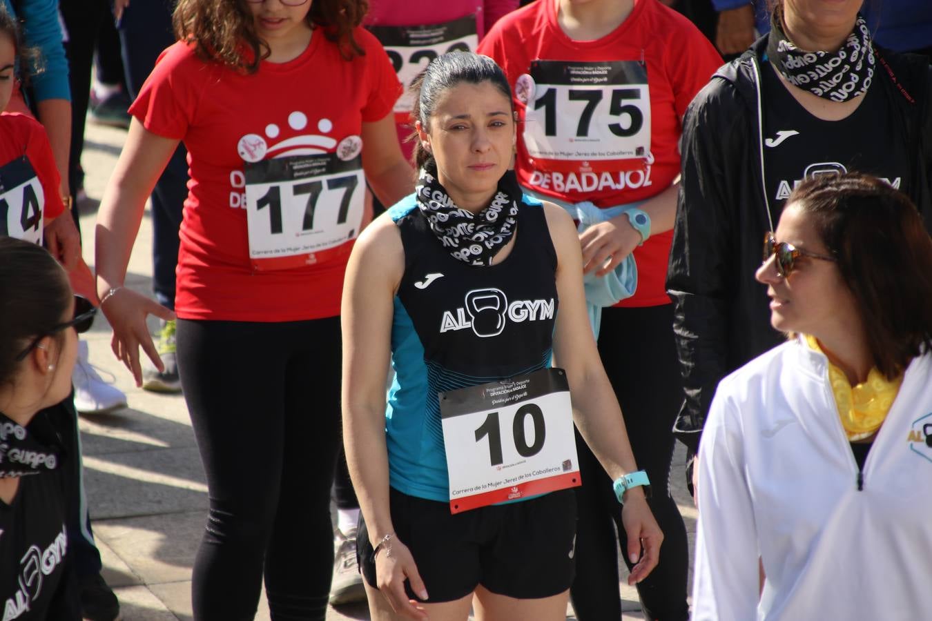 Jerez de los Caballeros ha acogido, esta mañana, la 'I Carrera de la Mujer', enmarcada dentro del programa 'Mujer y Deporte' de la Diputación de Badajoz y bajo el lema 'Nuestra meta, la igualdad'. Más de 300 personas, de todas las edades, se han dado cita en la Plaza de la Alcazaba y han recorrido las calles del municipio en una jornada que ha aunado deporte, solidaridad y reivindicación.