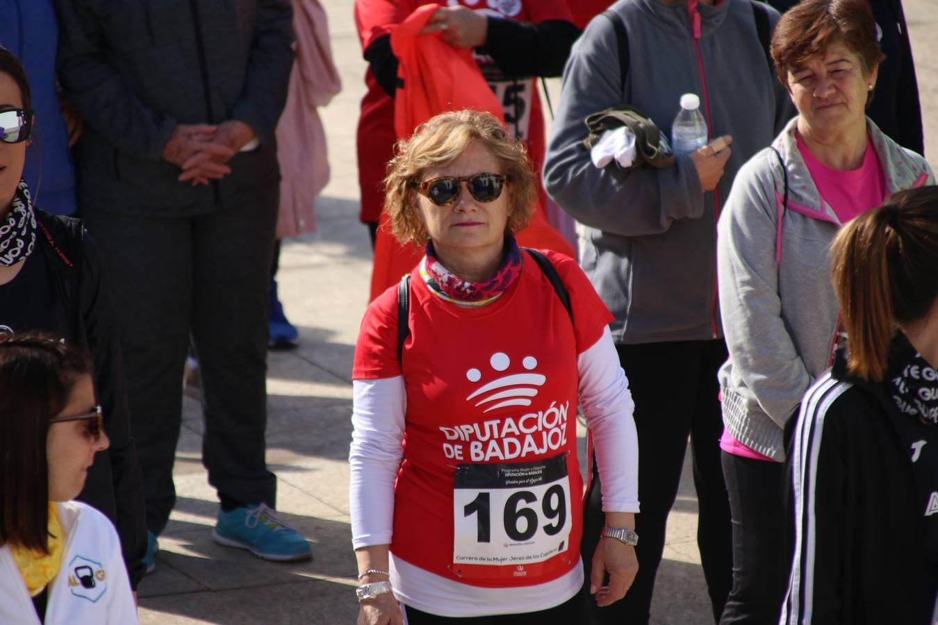 Jerez de los Caballeros ha acogido, esta mañana, la 'I Carrera de la Mujer', enmarcada dentro del programa 'Mujer y Deporte' de la Diputación de Badajoz y bajo el lema 'Nuestra meta, la igualdad'. Más de 300 personas, de todas las edades, se han dado cita en la Plaza de la Alcazaba y han recorrido las calles del municipio en una jornada que ha aunado deporte, solidaridad y reivindicación.